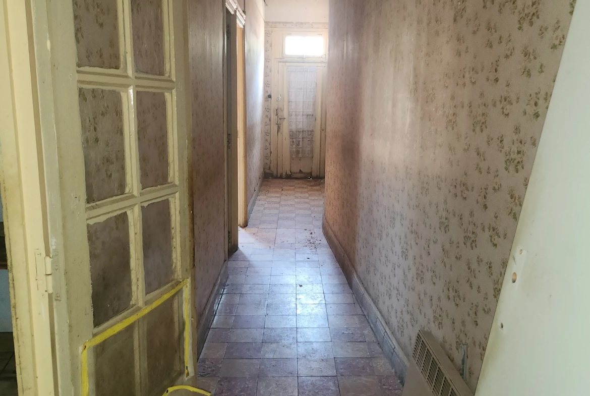 Grand appartement à rénover avec cour et combles aménageables à Arles-sur-Tech 
