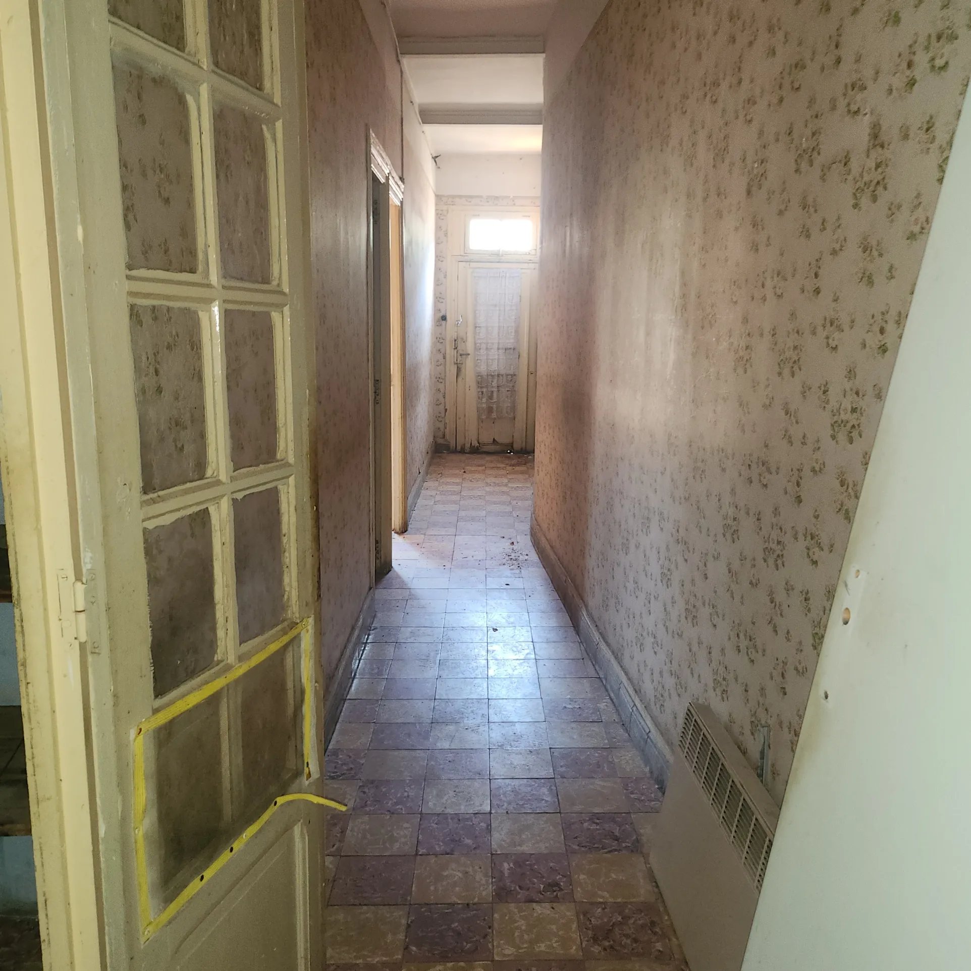 Grand appartement à rénover avec cour et combles aménageables à Arles-sur-Tech 