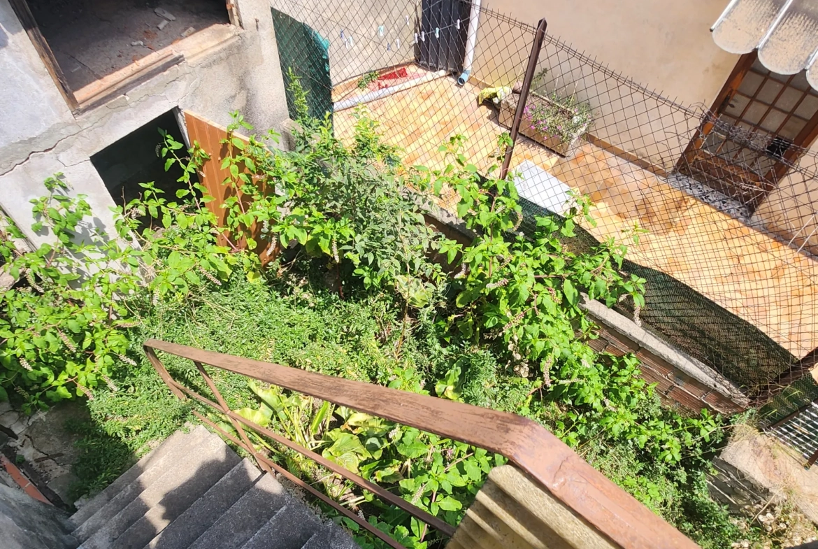 Grand appartement à rénover avec cour et combles aménageables à Arles-sur-Tech 