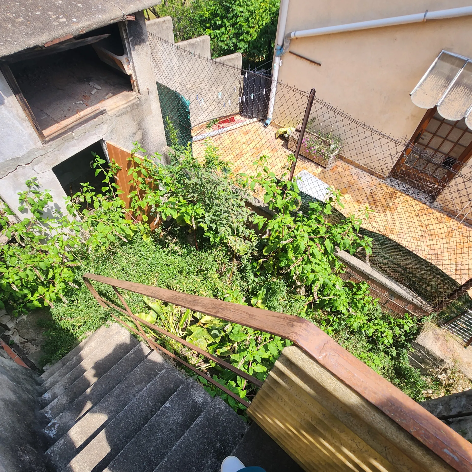 Grand appartement à rénover avec cour et combles aménageables à Arles-sur-Tech 
