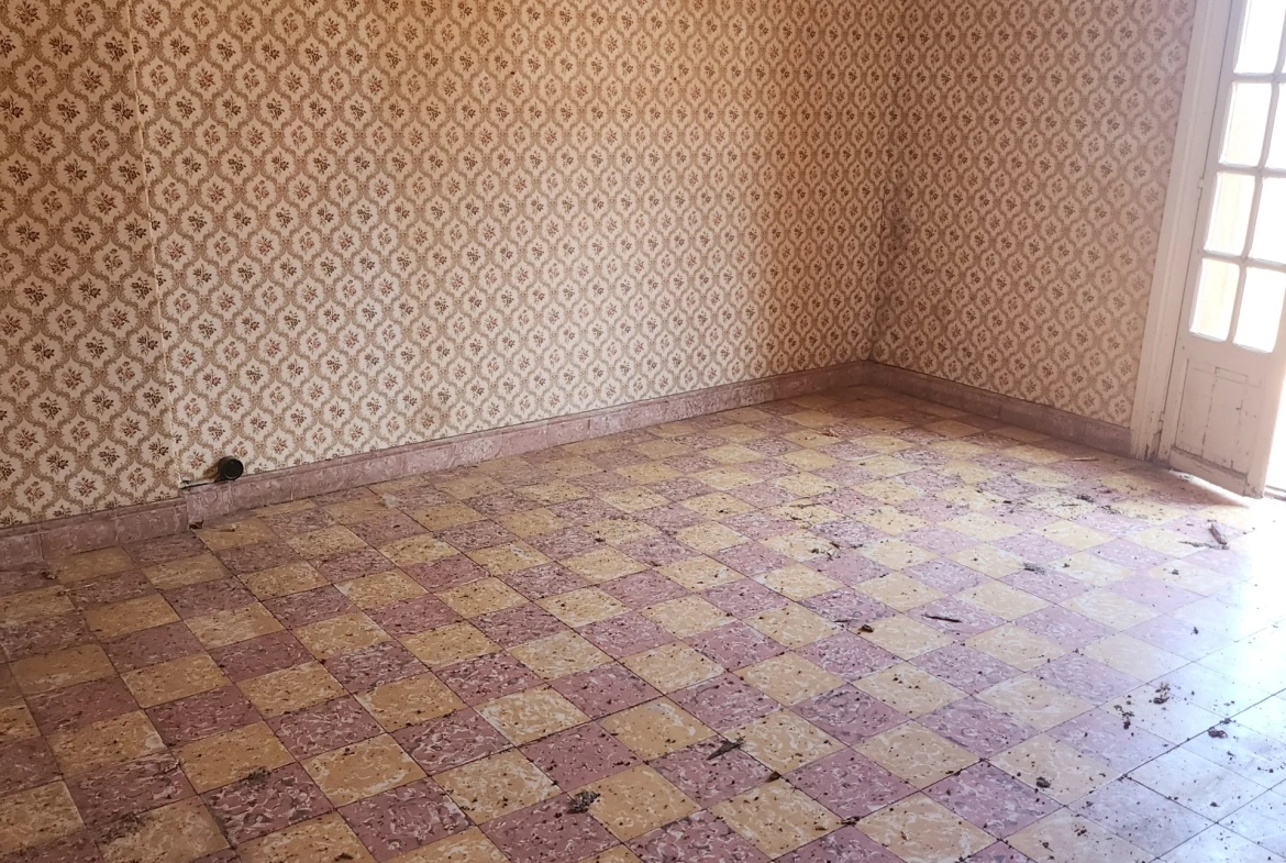 Grand appartement à rénover avec cour et combles aménageables à Arles-sur-Tech 