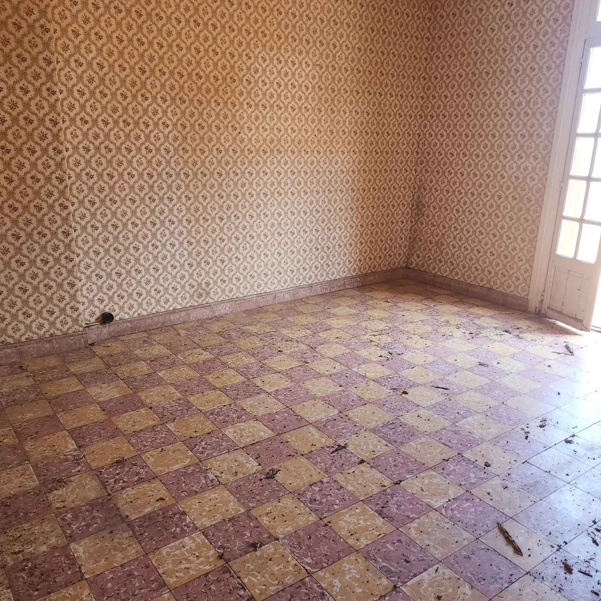 Grand appartement à rénover avec cour et combles aménageables à Arles-sur-Tech 