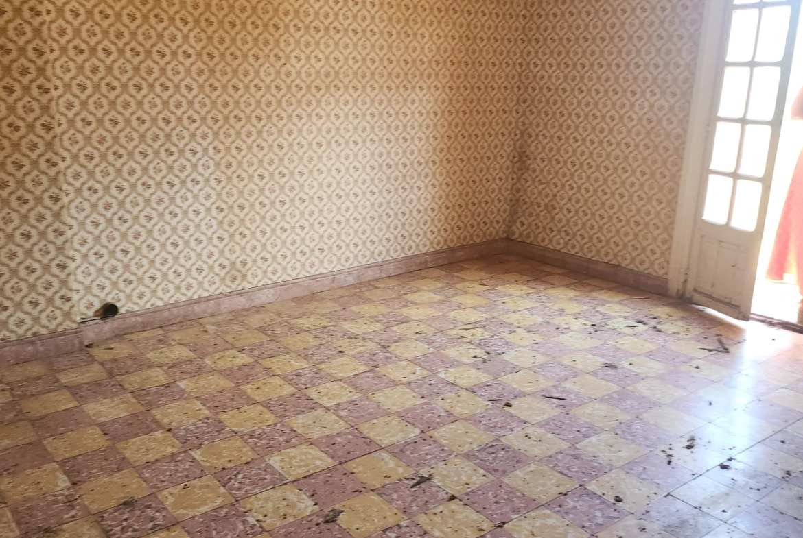 Grand appartement à rénover avec cour et combles aménageables à Arles-sur-Tech 