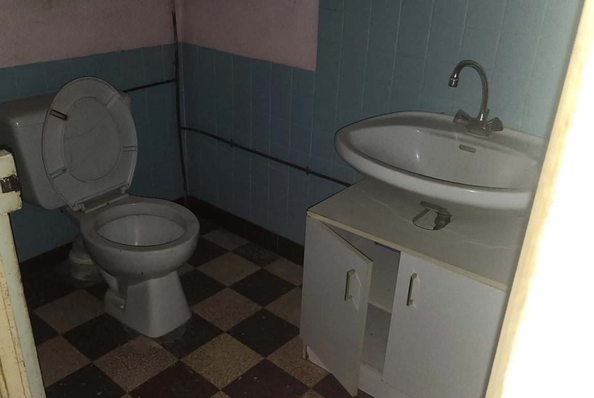 Grand appartement à rénover avec cour et combles aménageables à Arles-sur-Tech 
