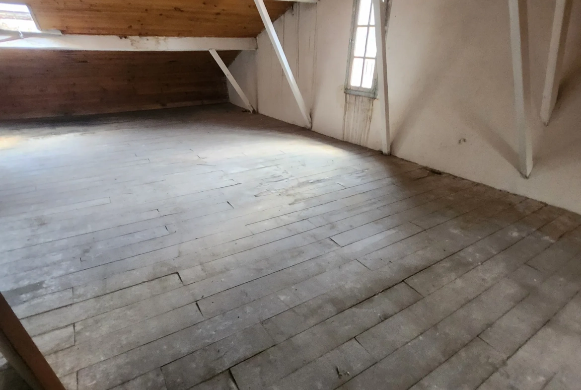 Grand appartement à rénover avec cour et combles aménageables à Arles-sur-Tech 