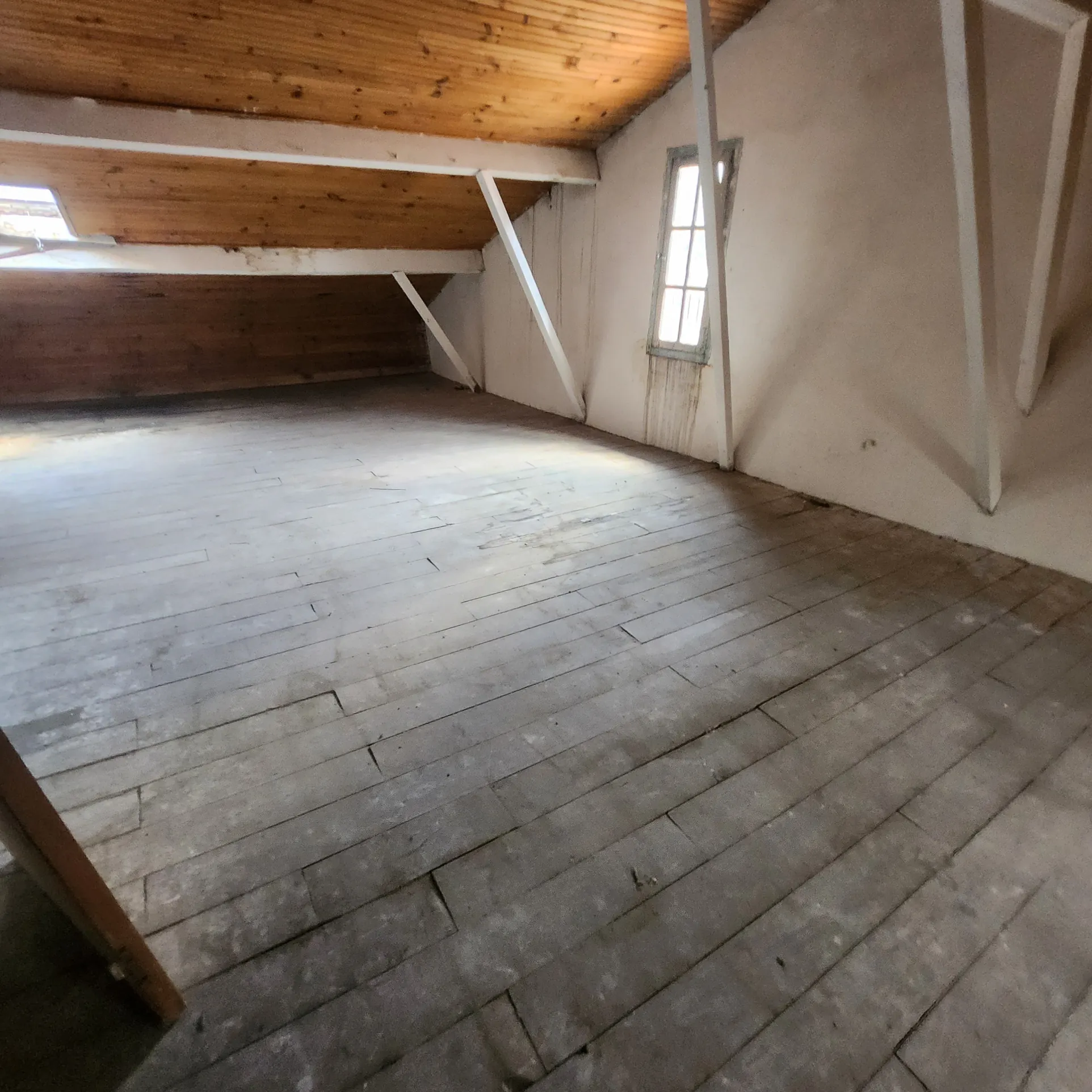 Grand appartement à rénover avec cour et combles aménageables à Arles-sur-Tech 