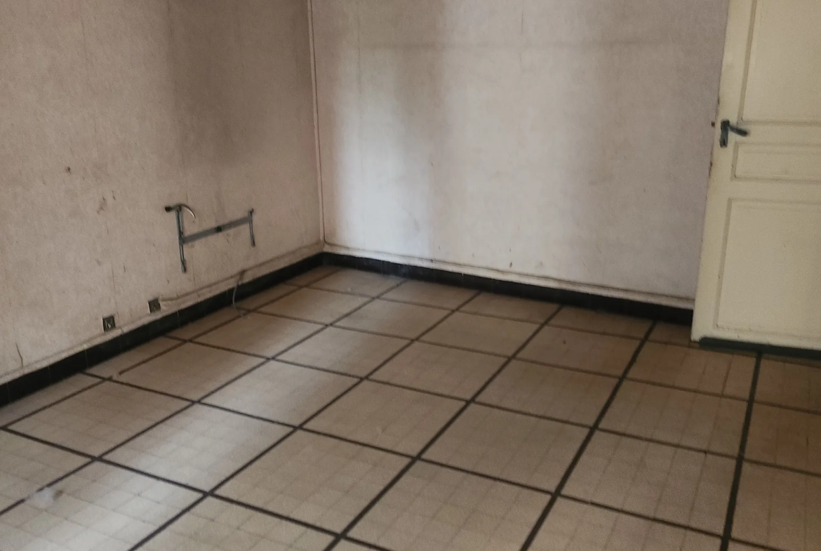 Grand appartement à rénover avec cour et combles aménageables à Arles-sur-Tech 