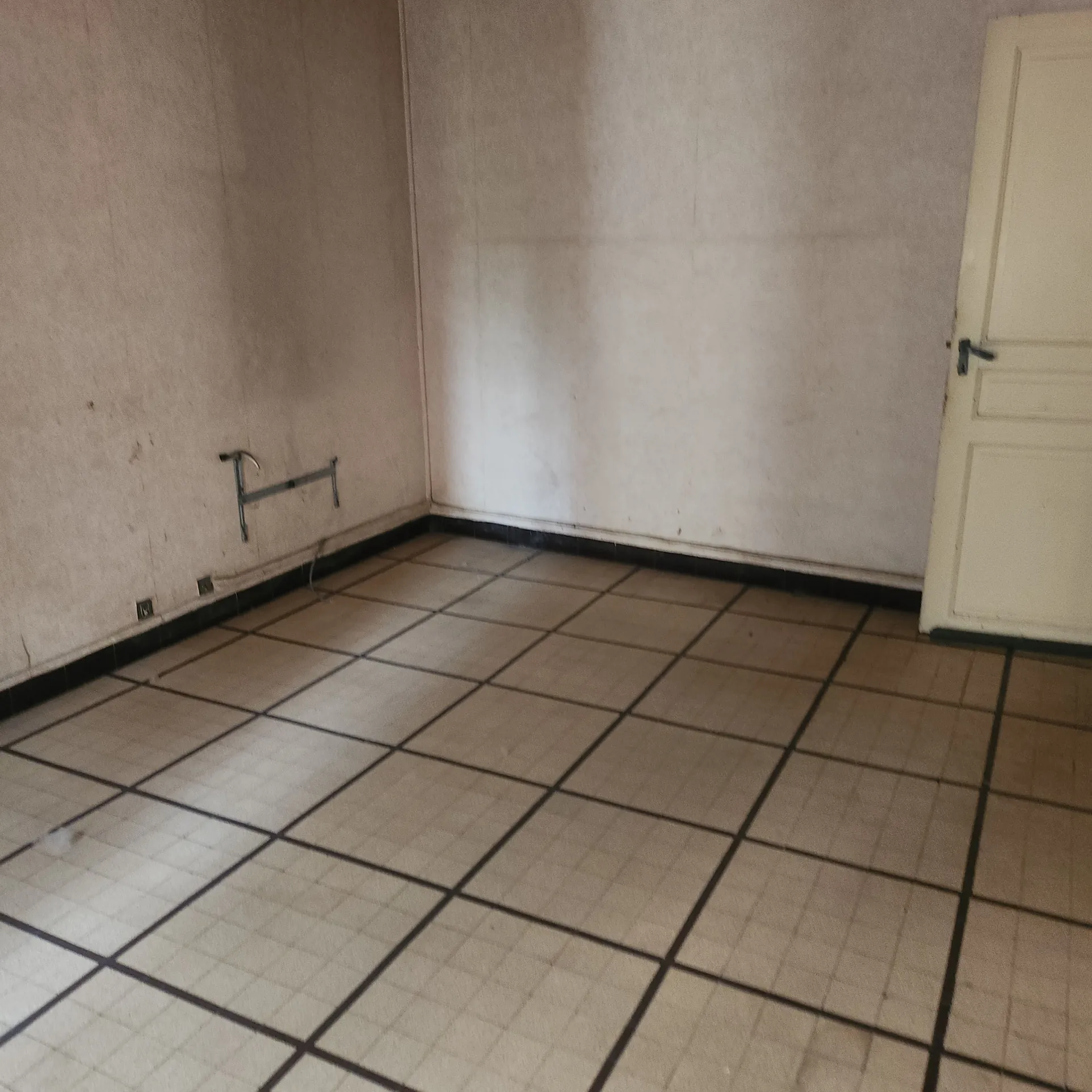 Grand appartement à rénover avec cour et combles aménageables à Arles-sur-Tech 