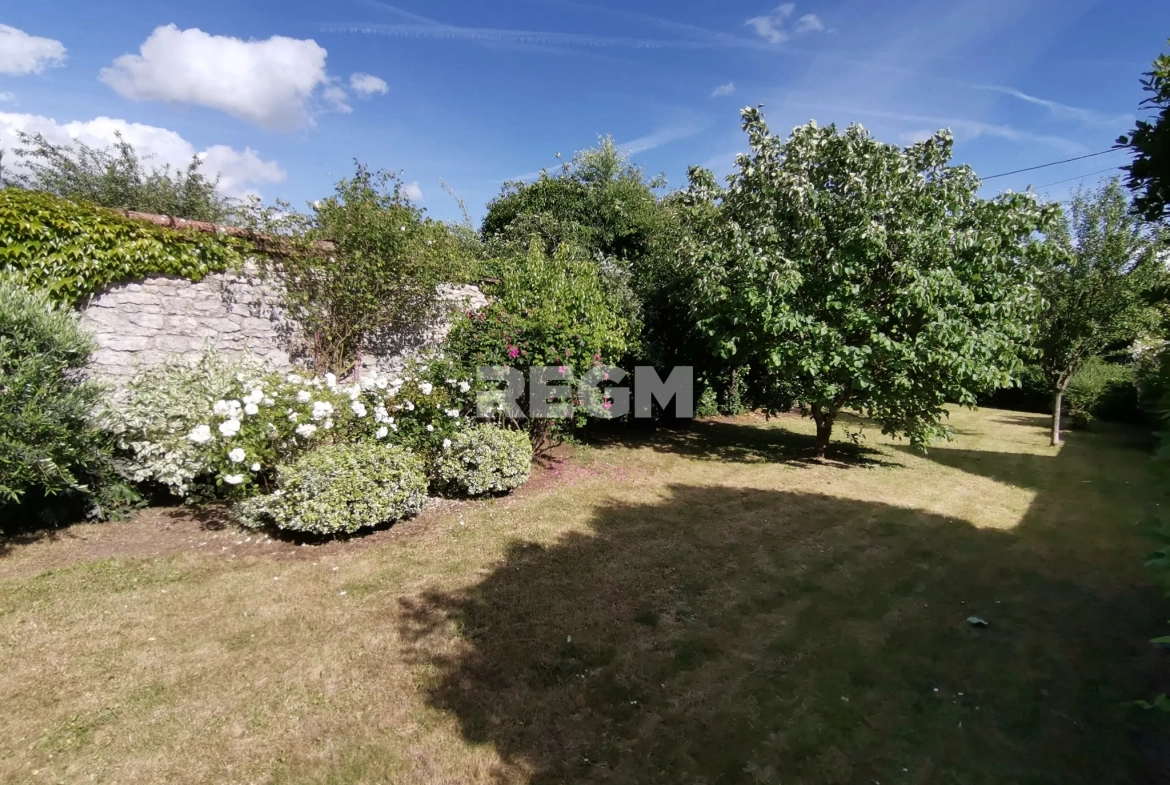 Belle maison en pierre avec jardin, 3 chambres, dépendances à Monnerville 