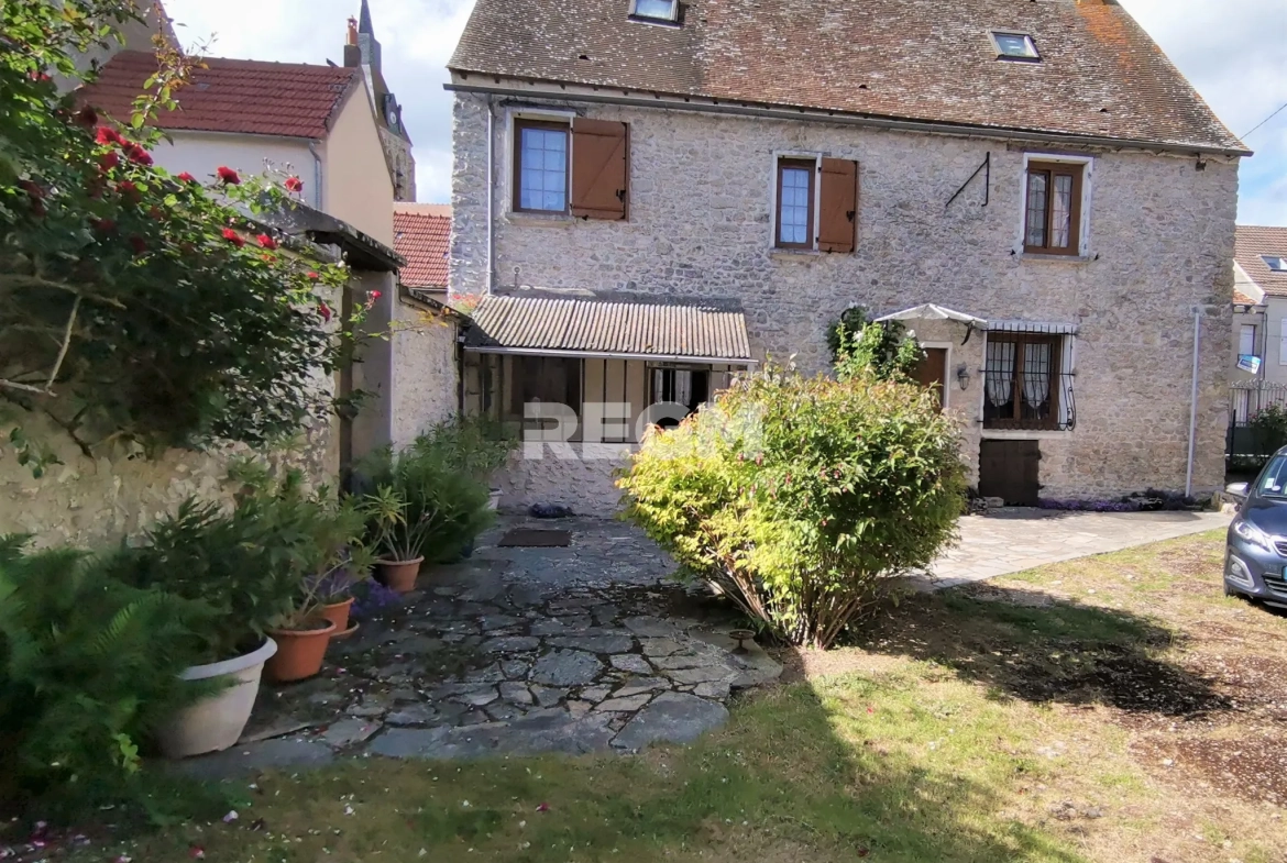Belle maison en pierre avec jardin, 3 chambres, dépendances à Monnerville 