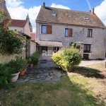 Belle maison en pierre avec jardin, 3 chambres, dépendances à Monnerville