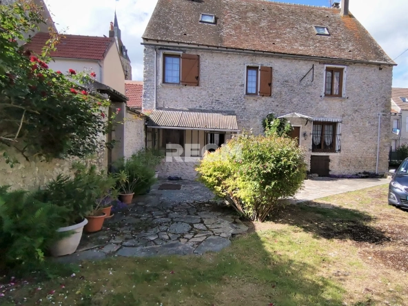 Belle maison en pierre avec jardin, 3 chambres, dépendances à Monnerville