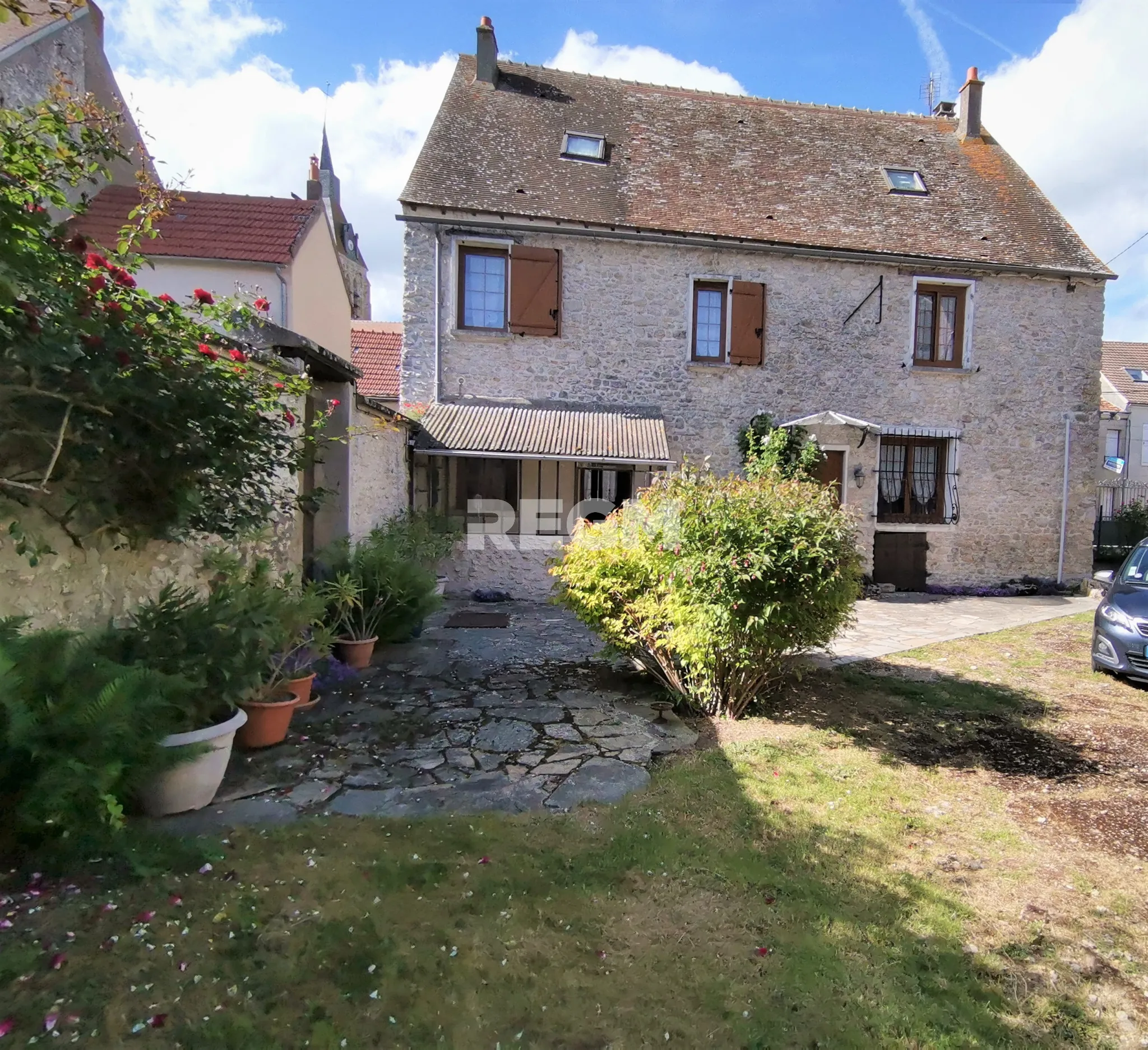 Belle maison en pierre avec jardin, 3 chambres, dépendances à Monnerville 