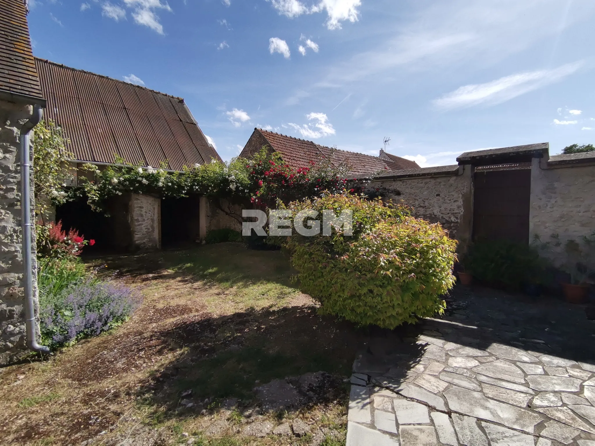 Belle maison en pierre avec jardin, 3 chambres, dépendances à Monnerville 