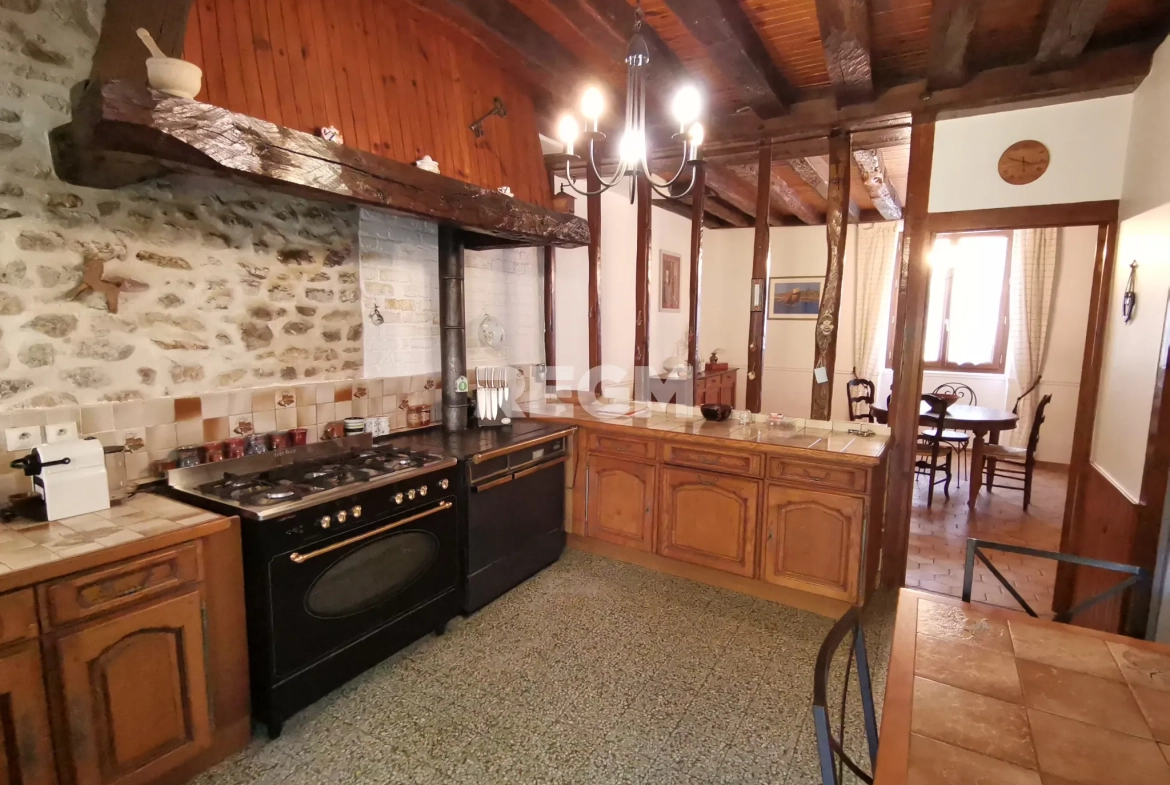 Belle maison en pierre avec jardin, 3 chambres, dépendances à Monnerville 