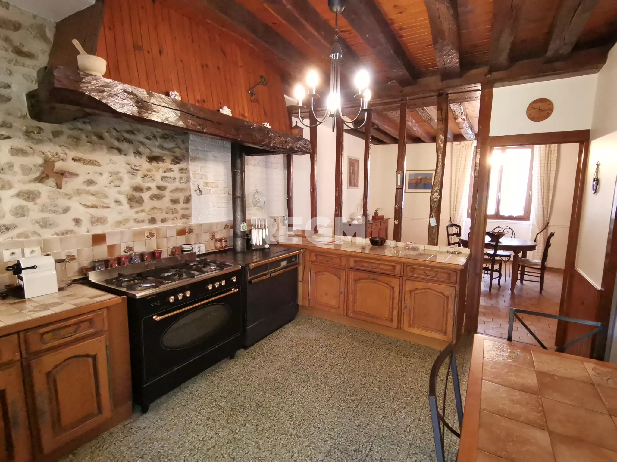 Belle maison en pierre avec jardin, 3 chambres, dépendances à Monnerville 