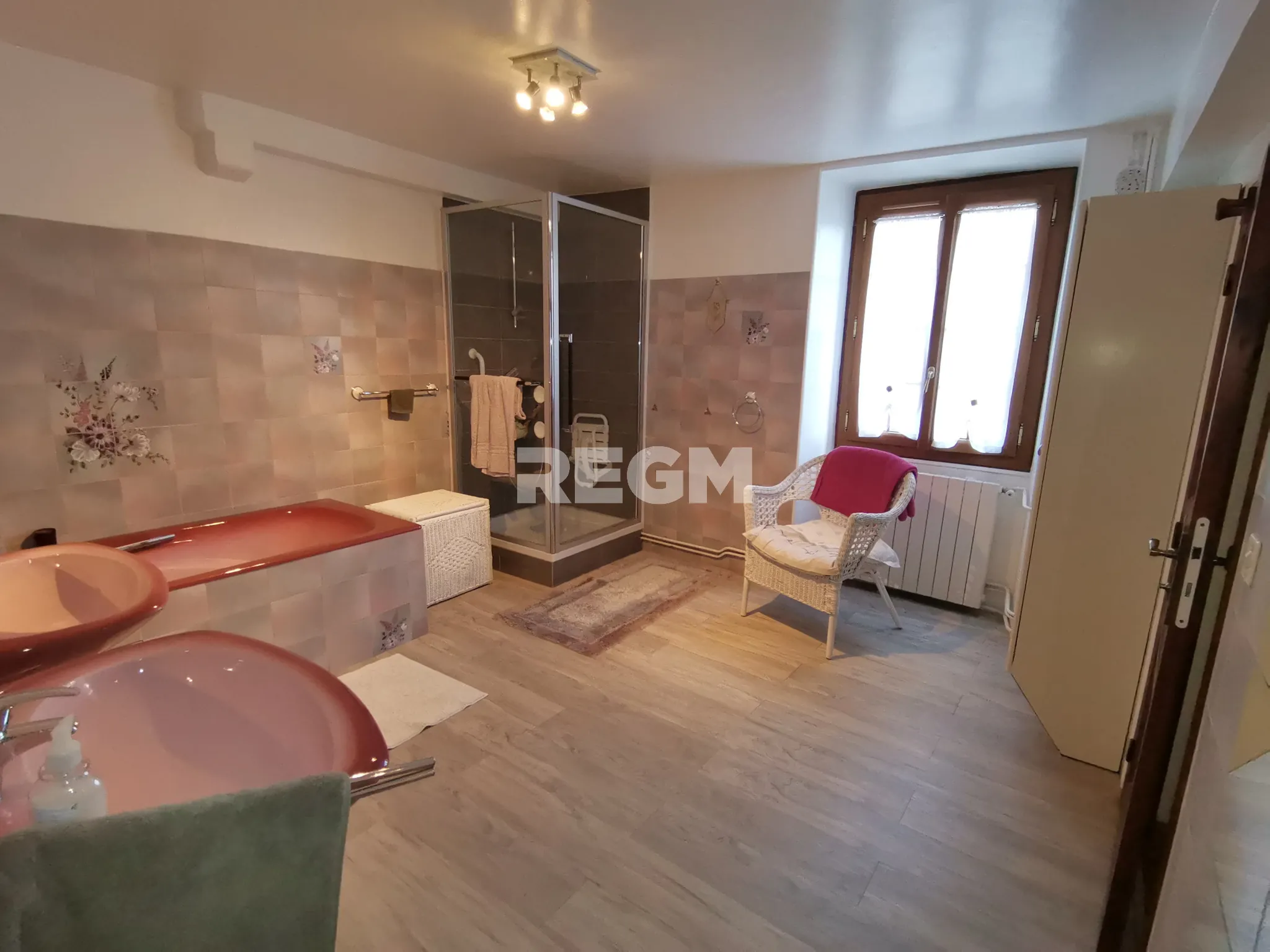 Belle maison en pierre avec jardin, 3 chambres, dépendances à Monnerville 