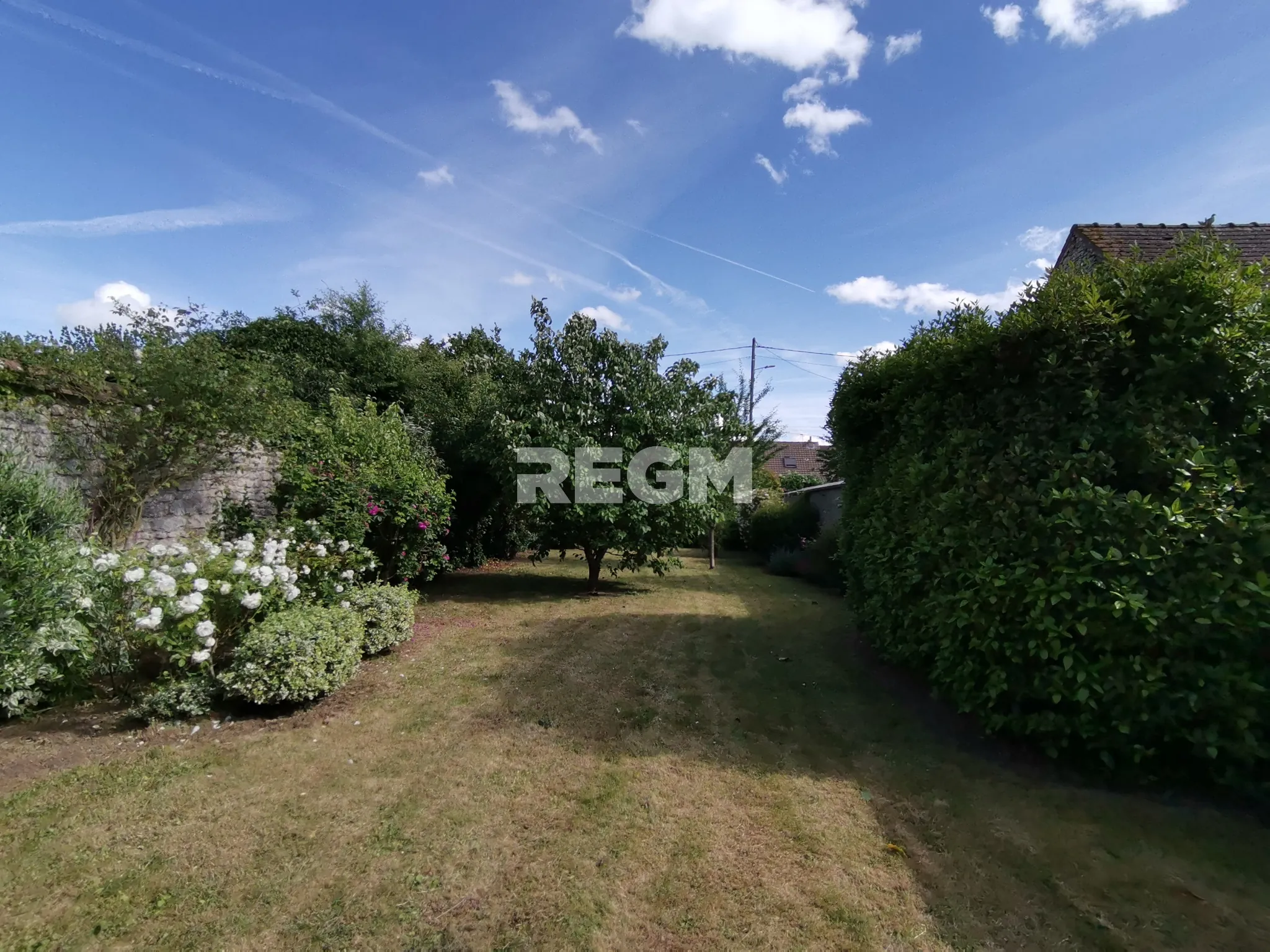 Belle maison en pierre avec jardin, 3 chambres, dépendances à Monnerville 