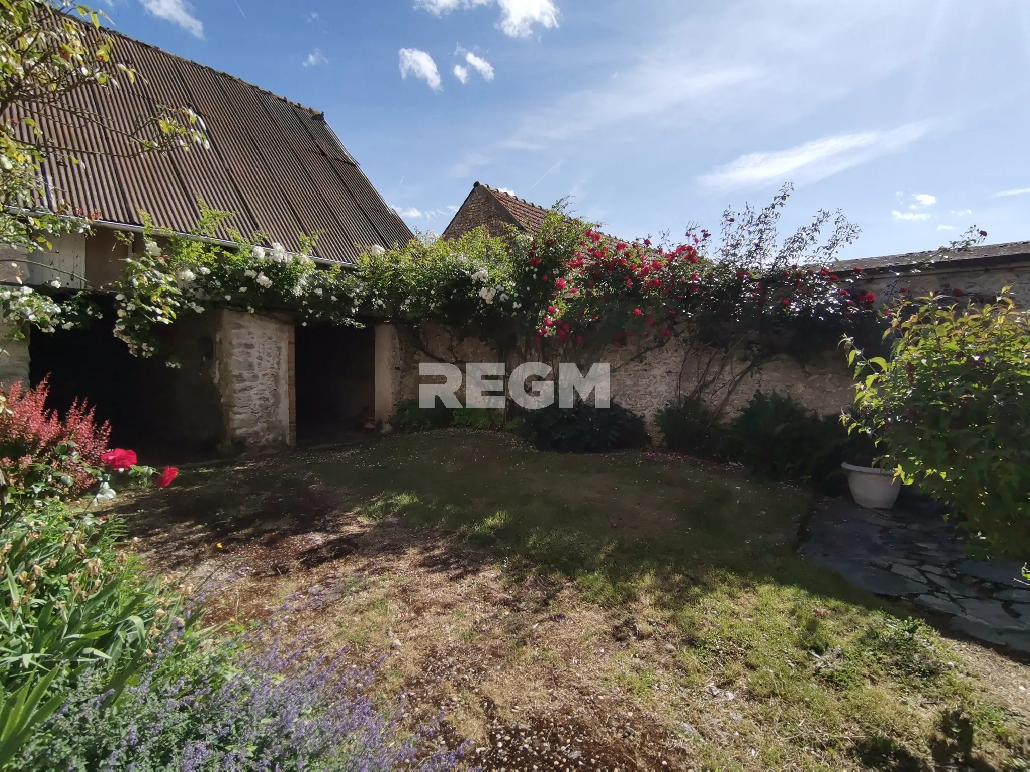 Belle maison en pierre avec jardin, 3 chambres, dépendances à Monnerville 