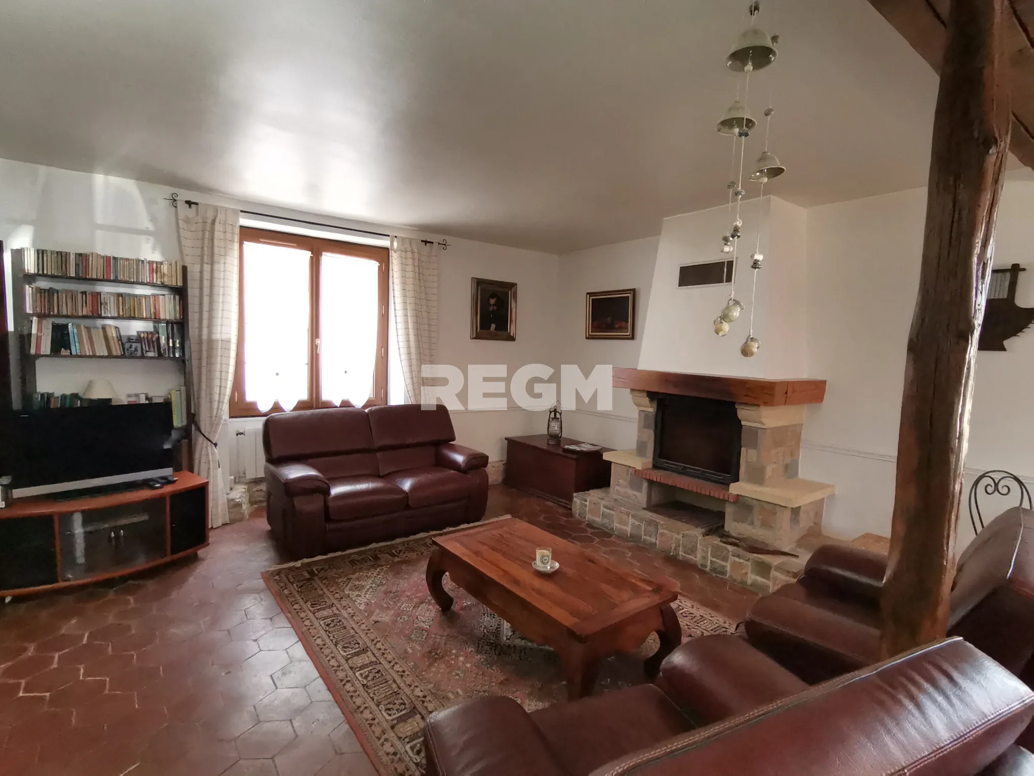 Belle maison en pierre avec jardin, 3 chambres, dépendances à Monnerville 