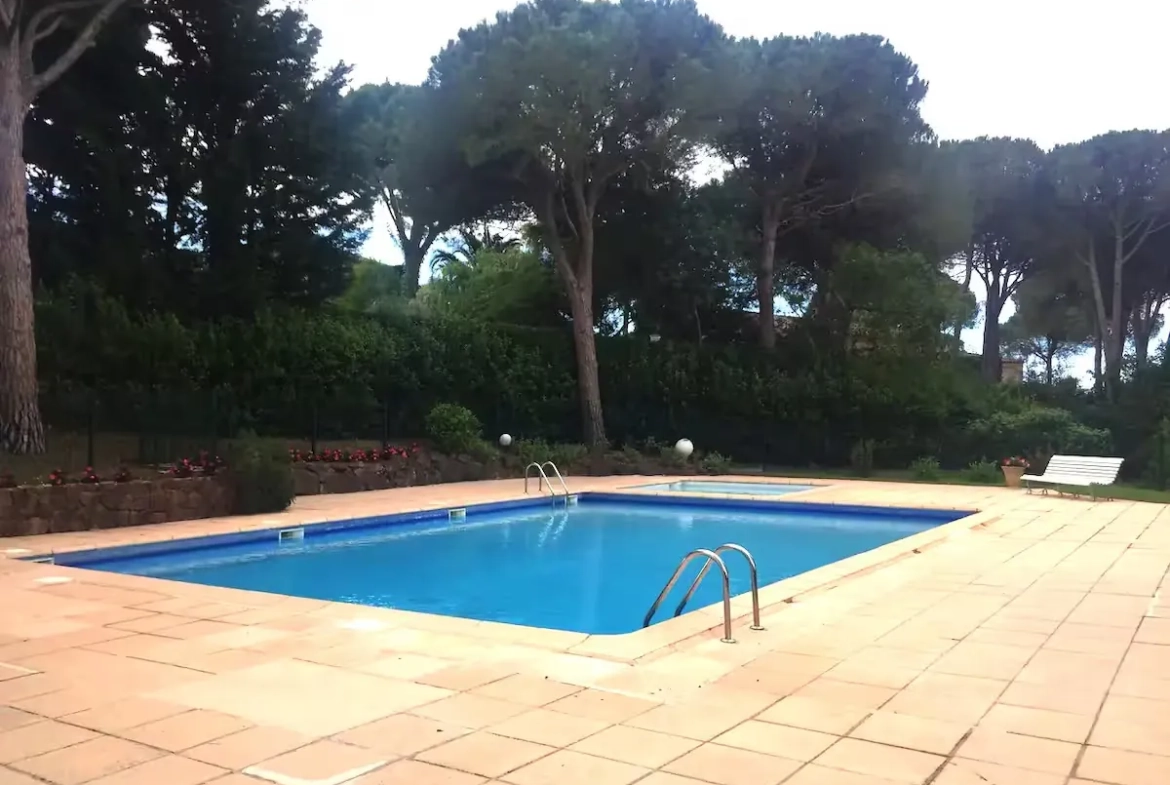 Studio lumineux avec terrasse et piscine à Saint-Raphaël 