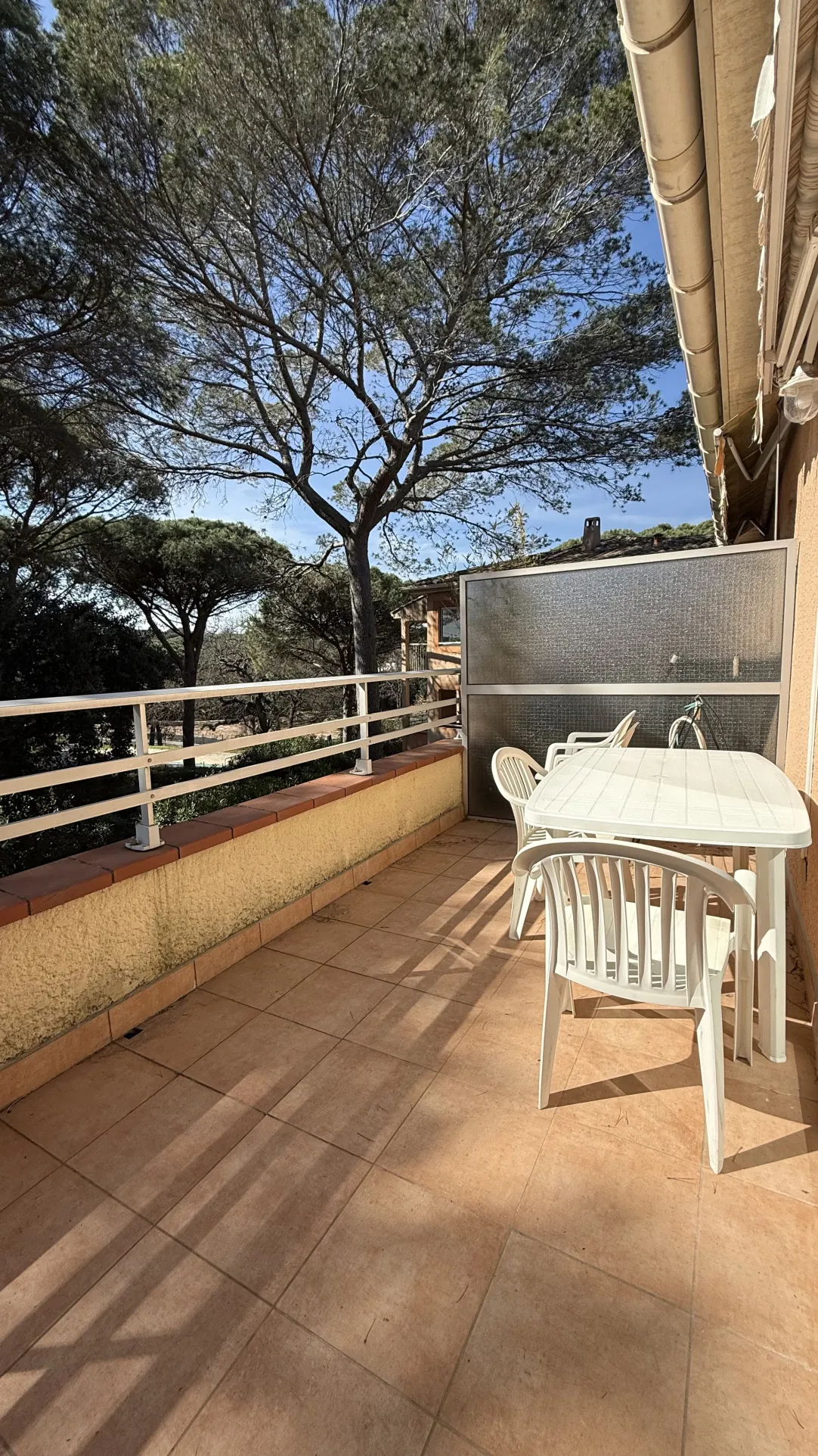 Studio lumineux avec terrasse et piscine à Saint-Raphaël 