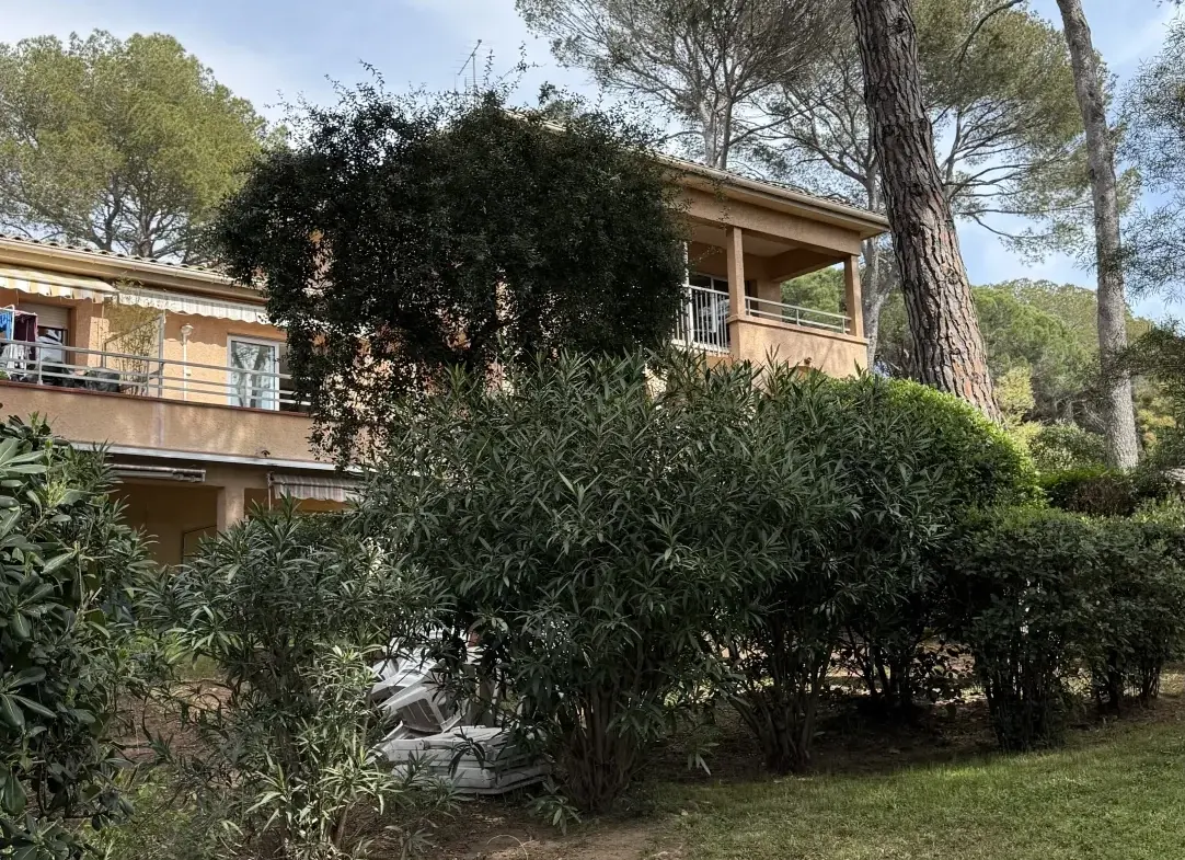 Studio lumineux avec terrasse et piscine à Saint-Raphaël 