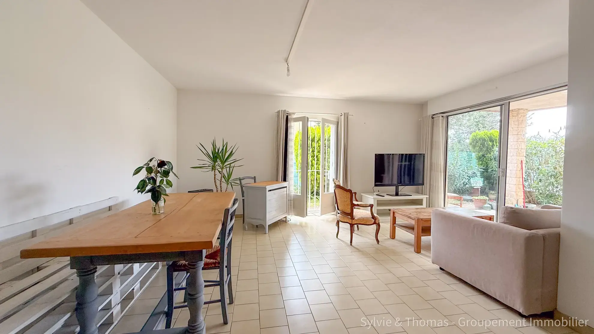 Appartement T3 en rez-de-jardin à Orange avec terrasse et jardin 
