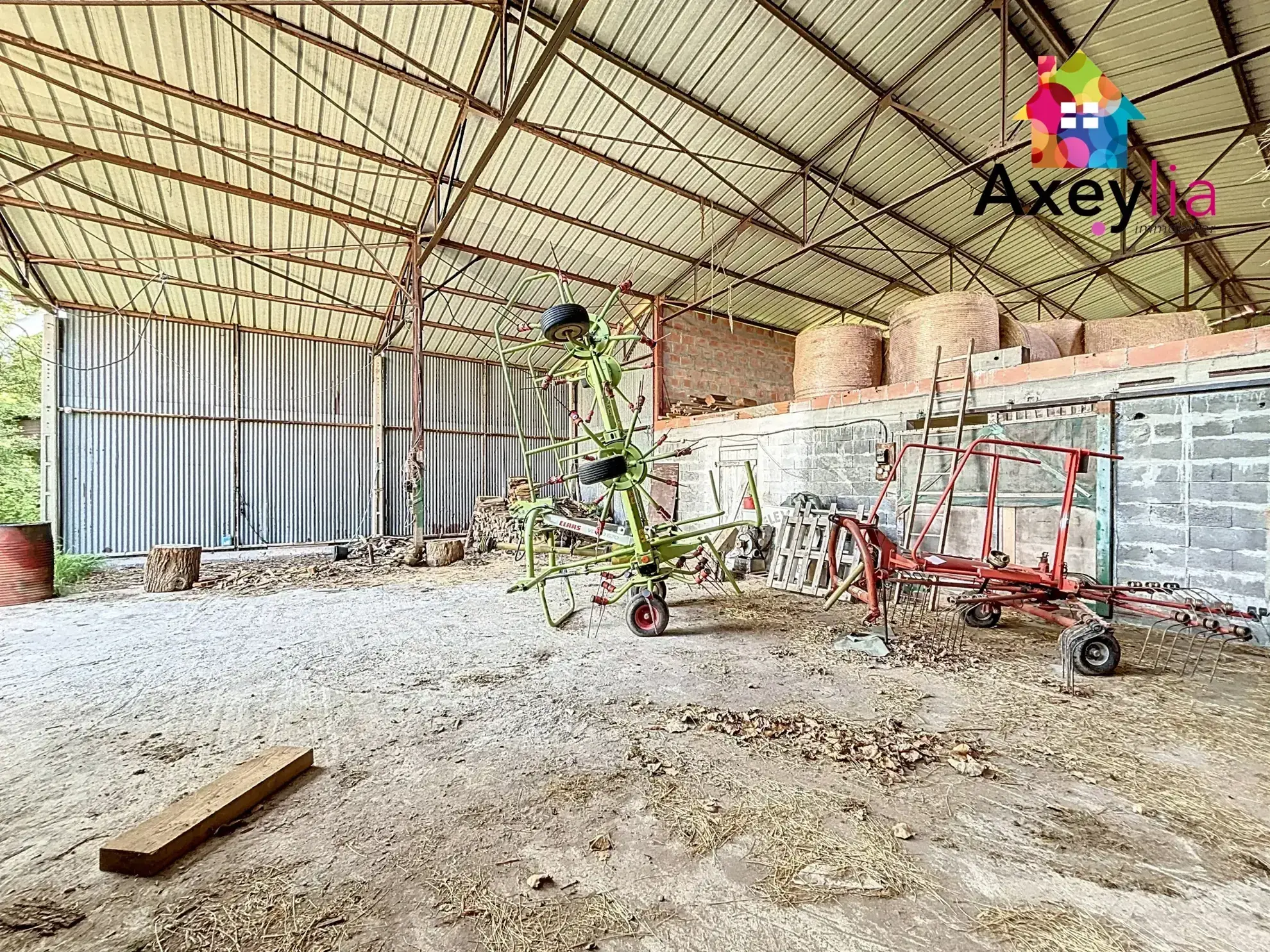 Maison de plain-pied avec terrain, grange et bâtiment agricole à Saint-Romain-la-Motte 