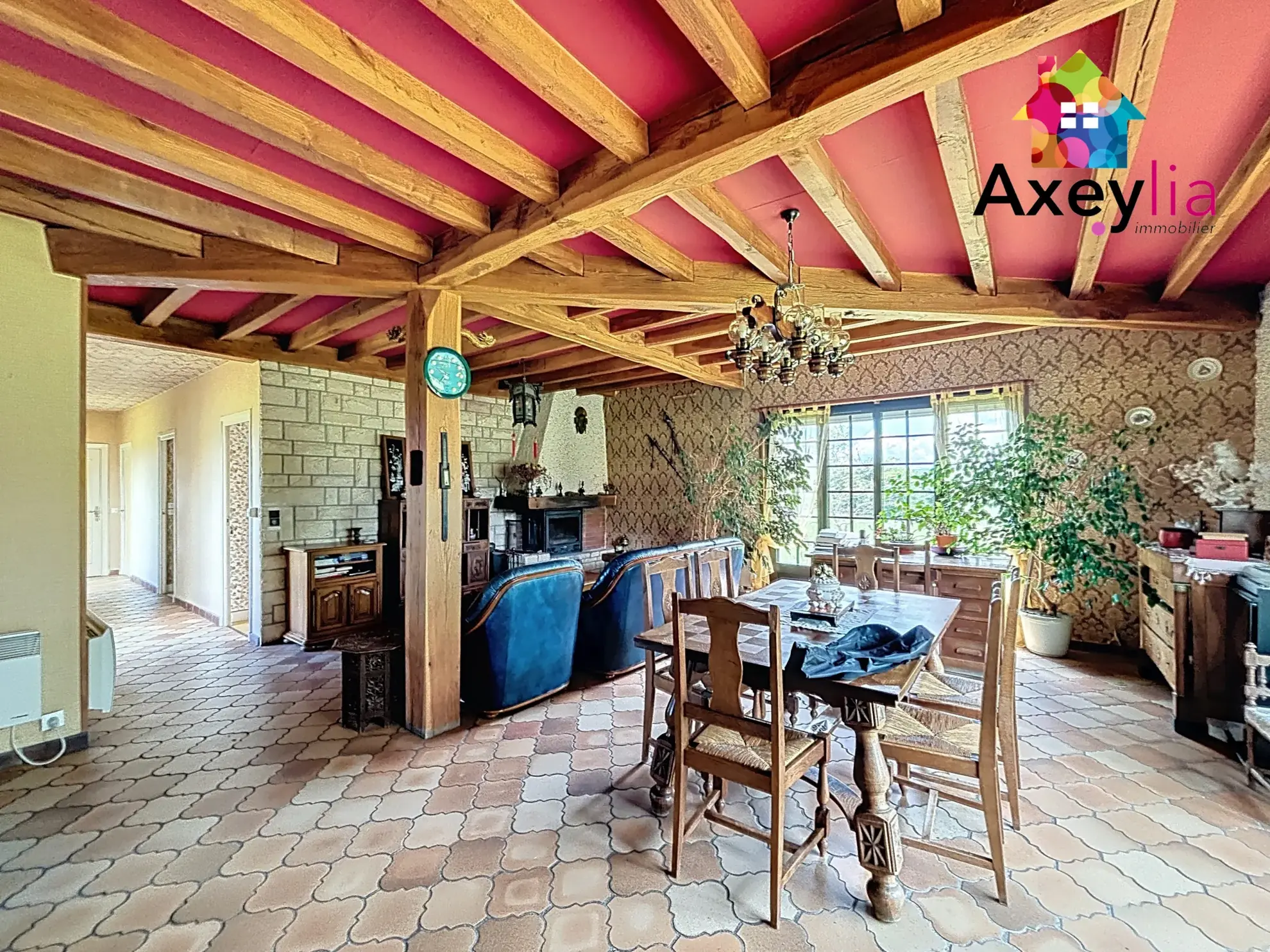 Maison de plain-pied avec terrain, grange et bâtiment agricole à Saint-Romain-la-Motte 