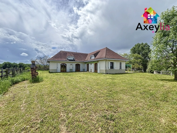 Maison de plain-pied avec terrain, grange et bâtiment agricole à Saint-Romain-la-Motte