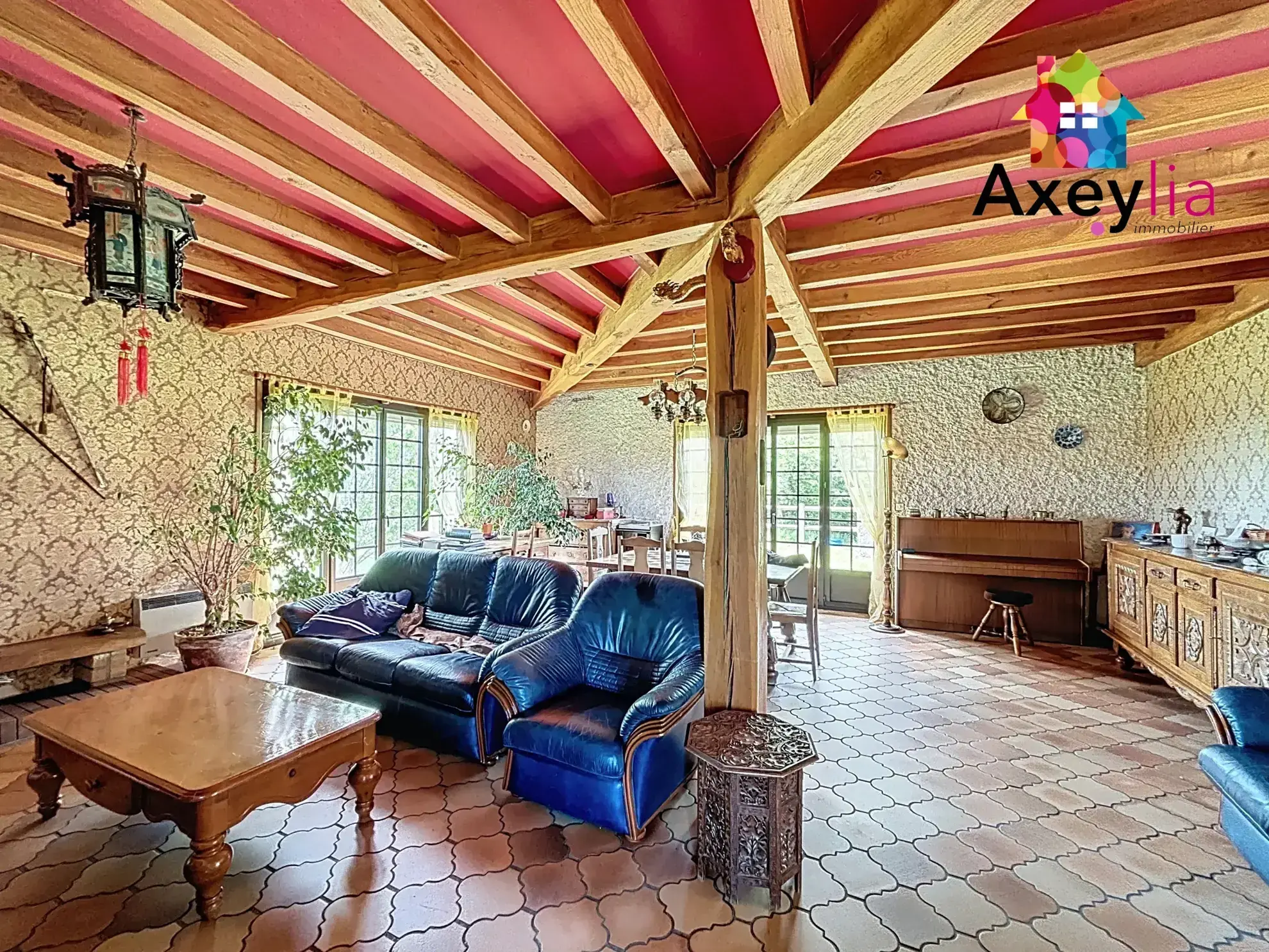 Maison de plain-pied avec terrain, grange et bâtiment agricole à Saint-Romain-la-Motte 
