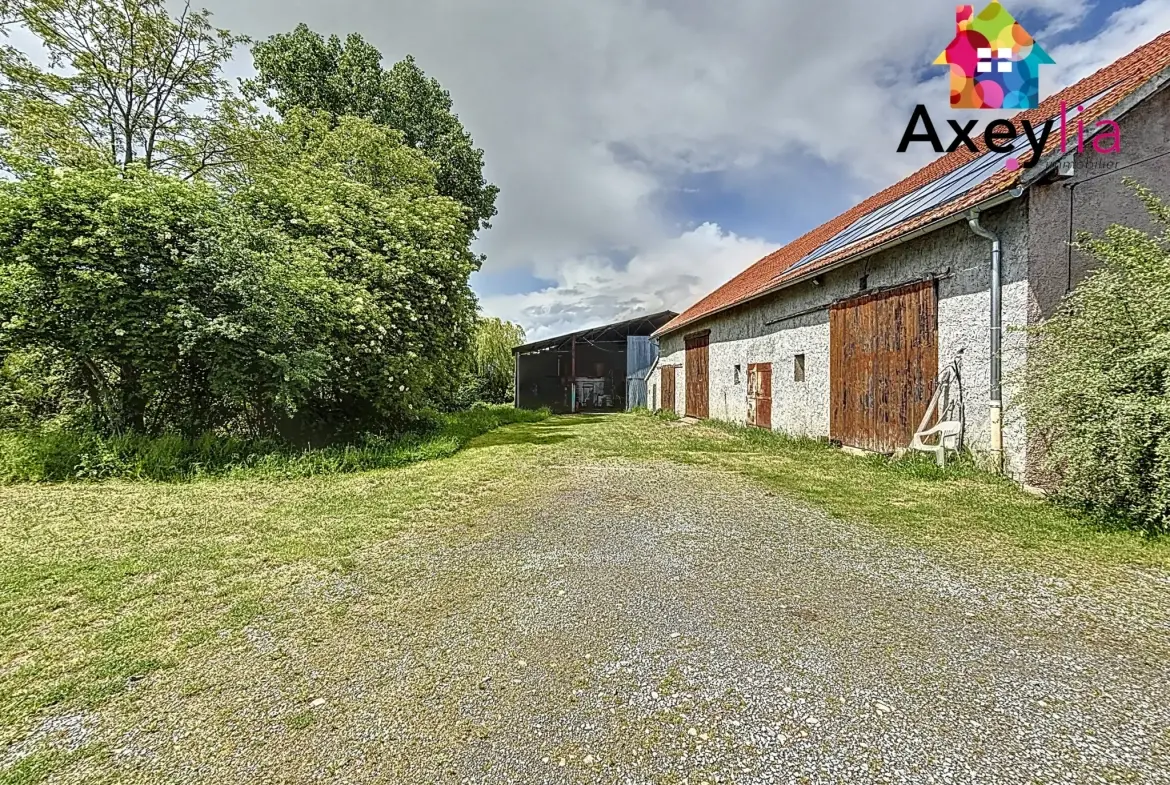 Maison de plain-pied avec terrain, grange et bâtiment agricole à Saint-Romain-la-Motte 