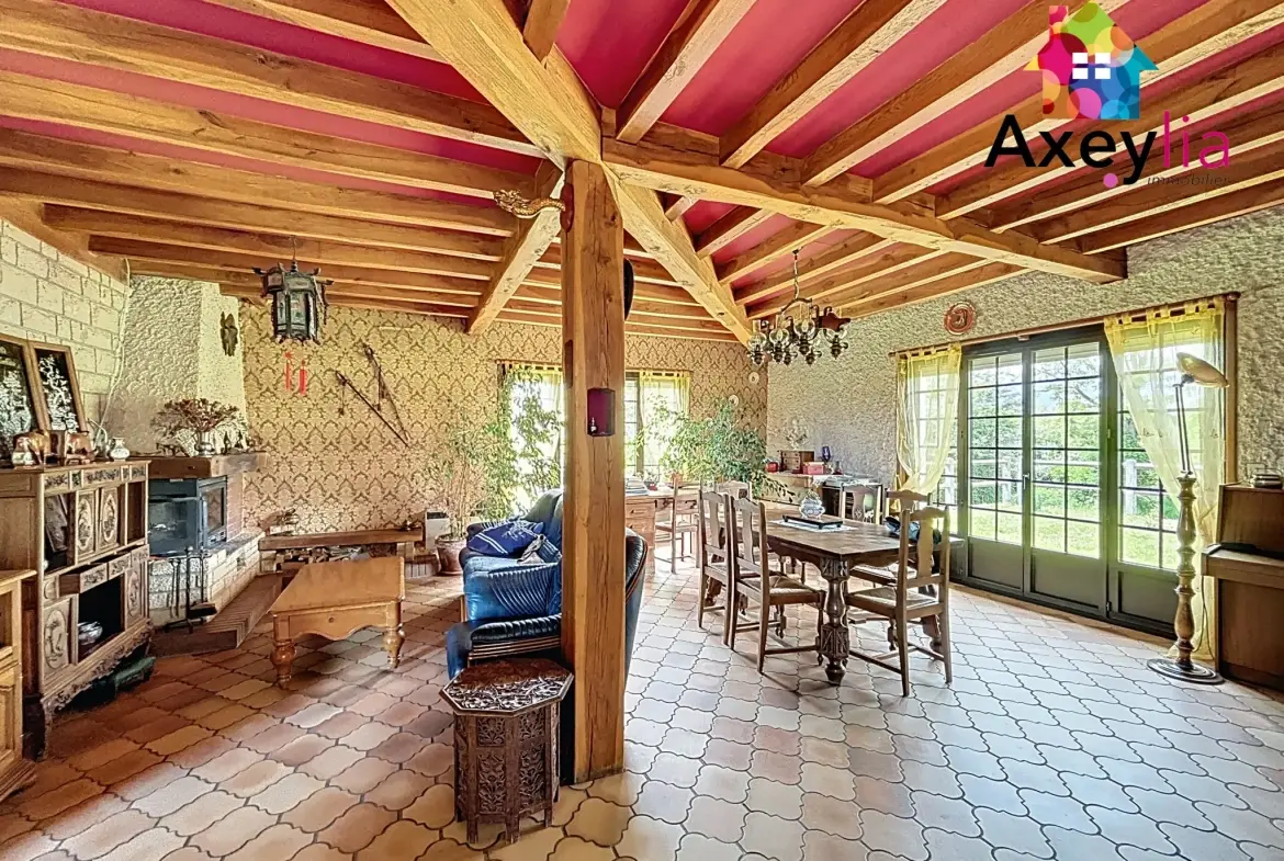 Maison de plain-pied avec terrain, grange et bâtiment agricole à Saint-Romain-la-Motte 