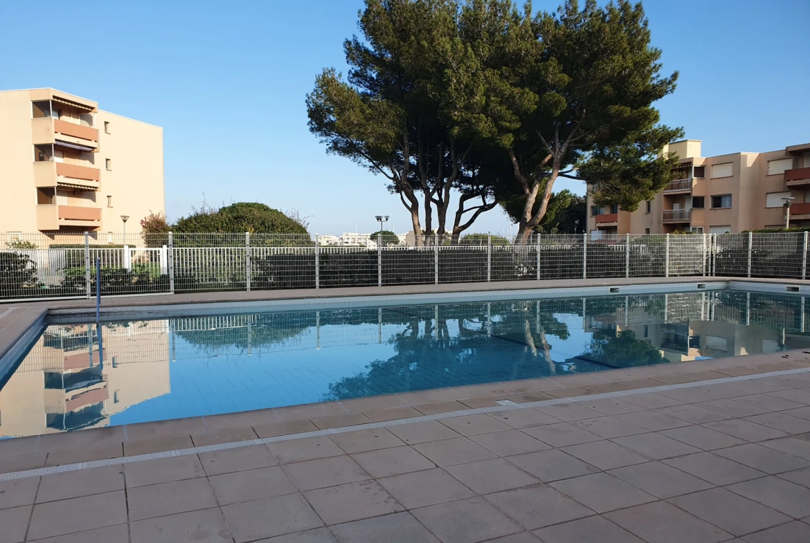 Studio F1 avec garage à Bormes, proche plage et amenities 