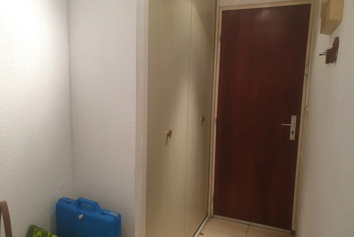 Studio F1 avec garage à Bormes, proche plage et amenities 