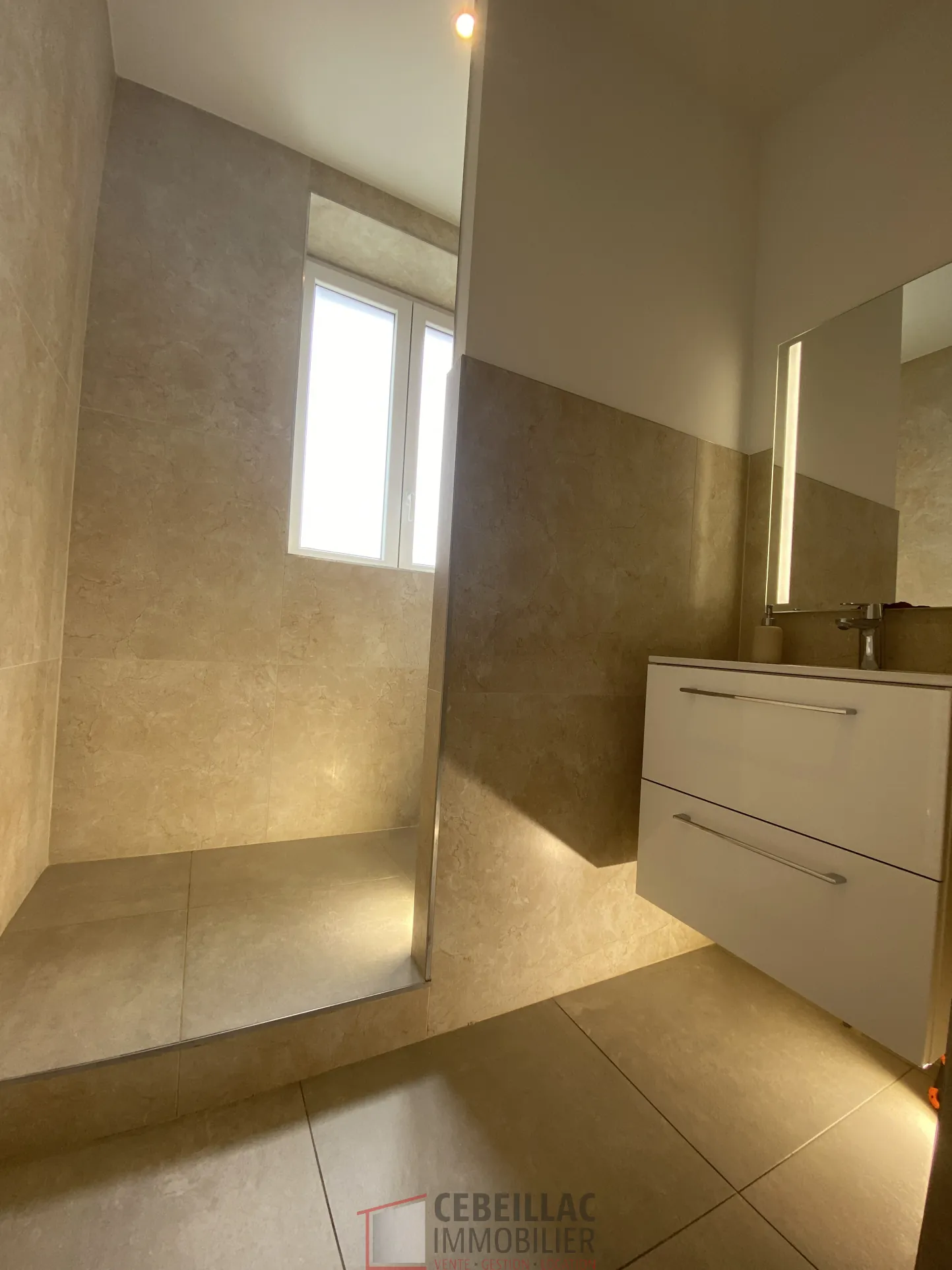 Appartement traversant de 73,9 m² à Clermont-Ferrand proche jardin Lecoq et tramway 