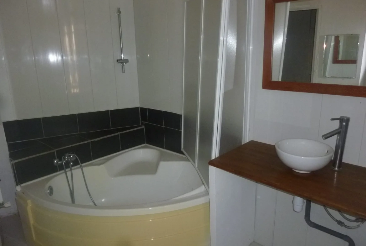Maison à vendre proche Loué dans le centre de Vallon-sur-Gée avec cour et cave 