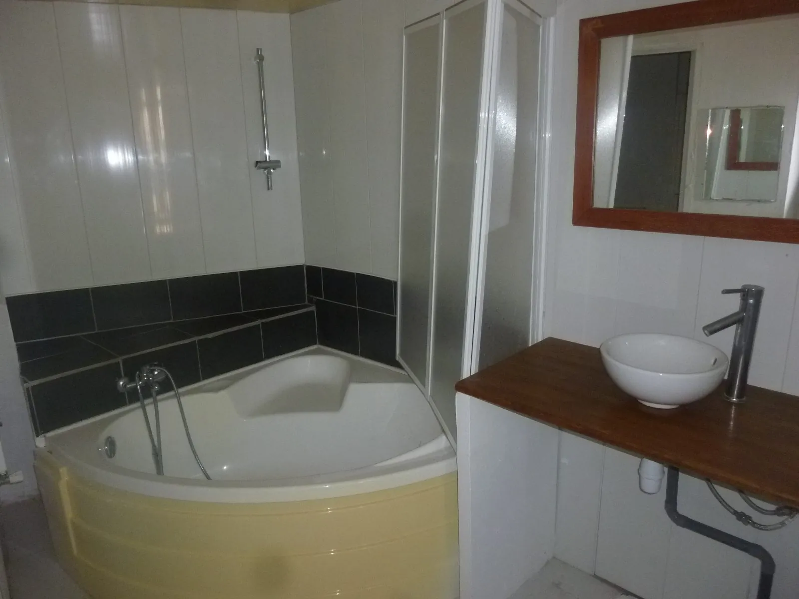 Maison à vendre proche Loué dans le centre de Vallon-sur-Gée avec cour et cave 