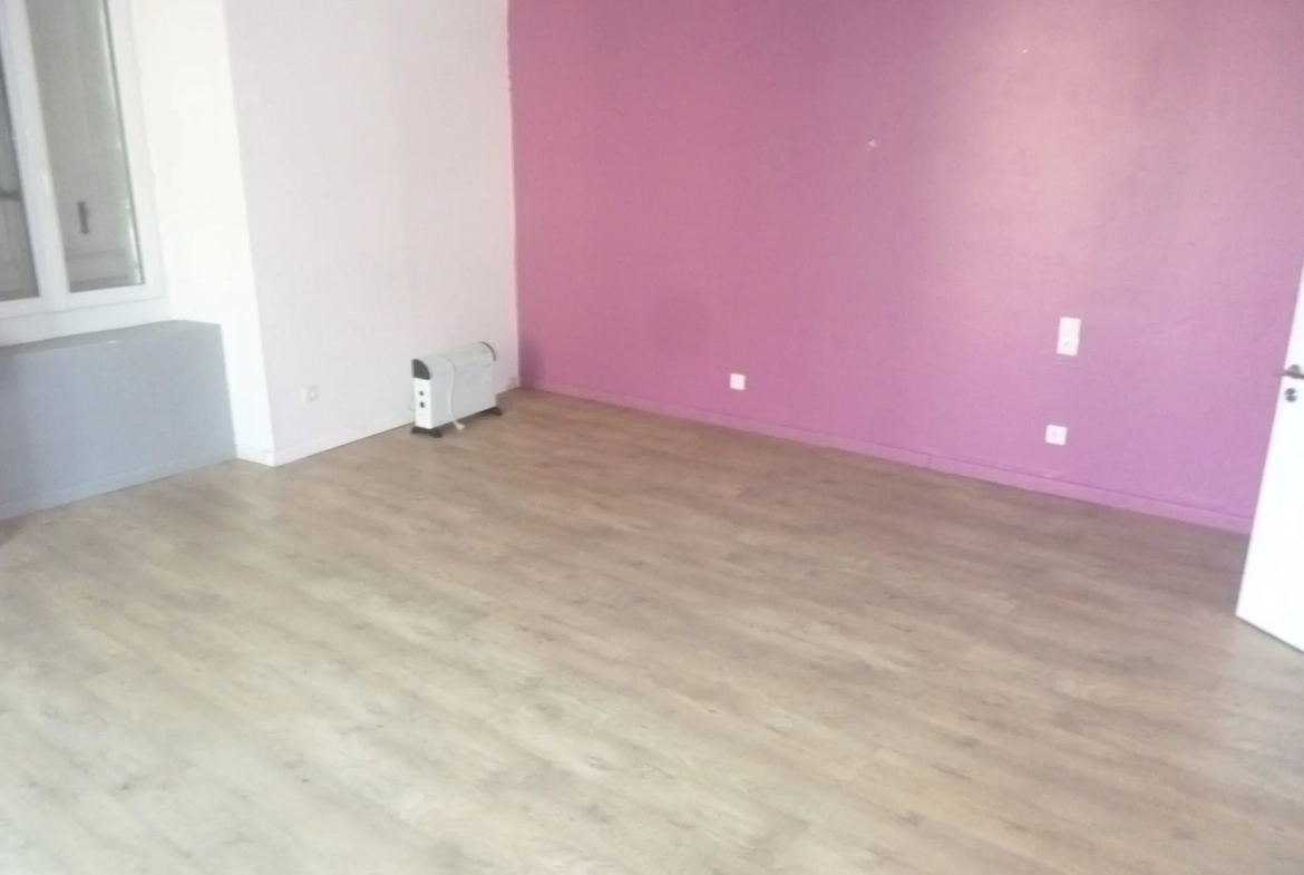 Maison à vendre proche Loué dans le centre de Vallon-sur-Gée avec cour et cave 
