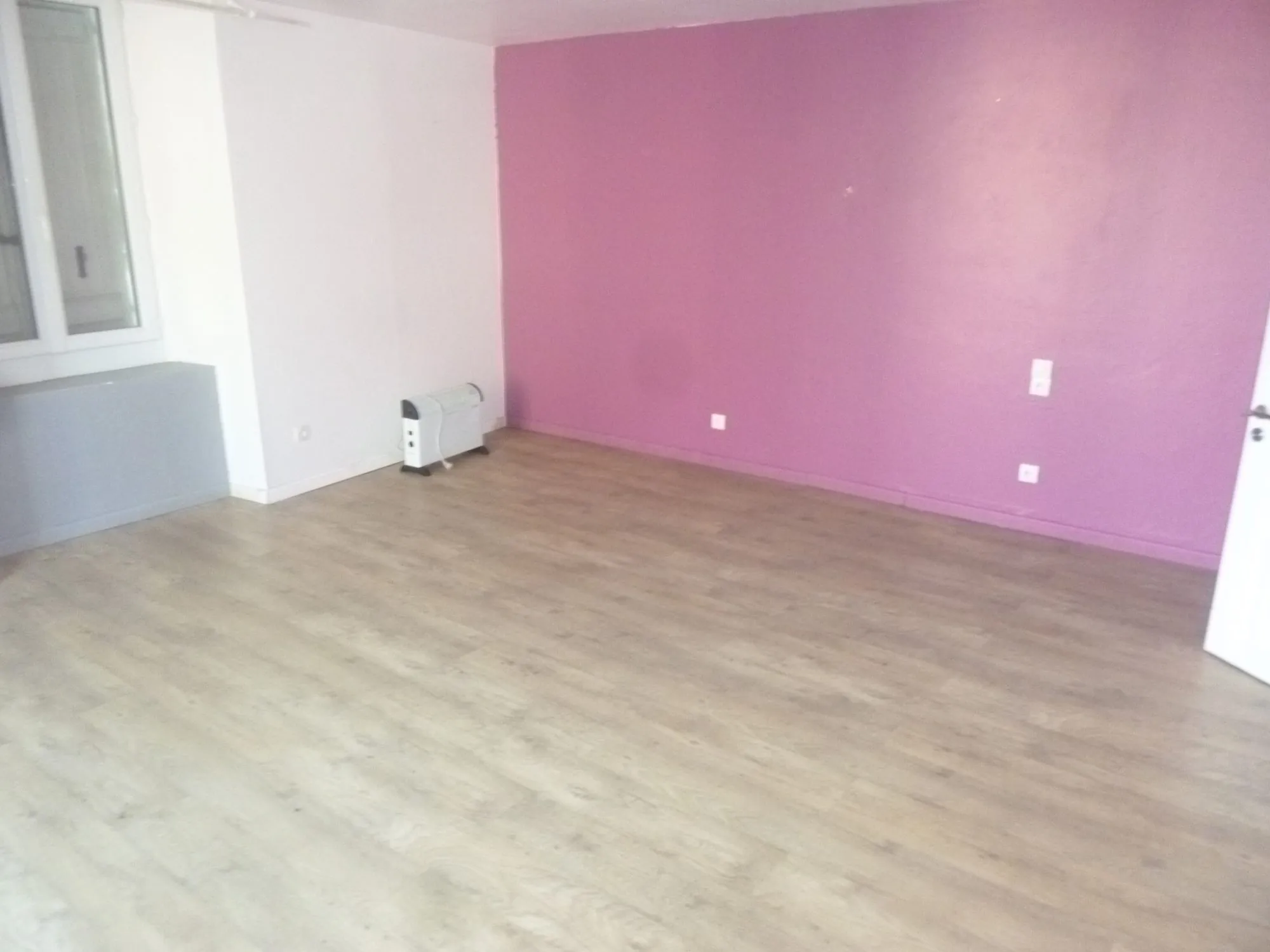 Maison à vendre proche Loué dans le centre de Vallon-sur-Gée avec cour et cave 