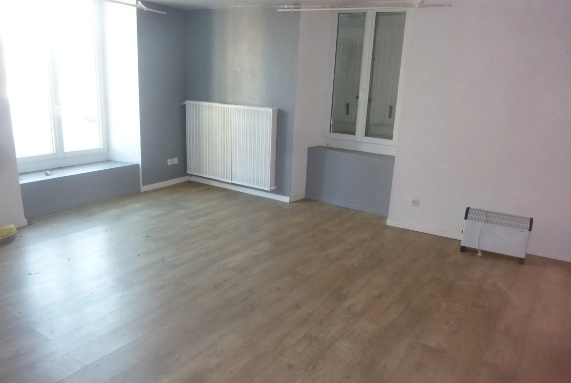 Maison à vendre proche Loué dans le centre de Vallon-sur-Gée avec cour et cave 