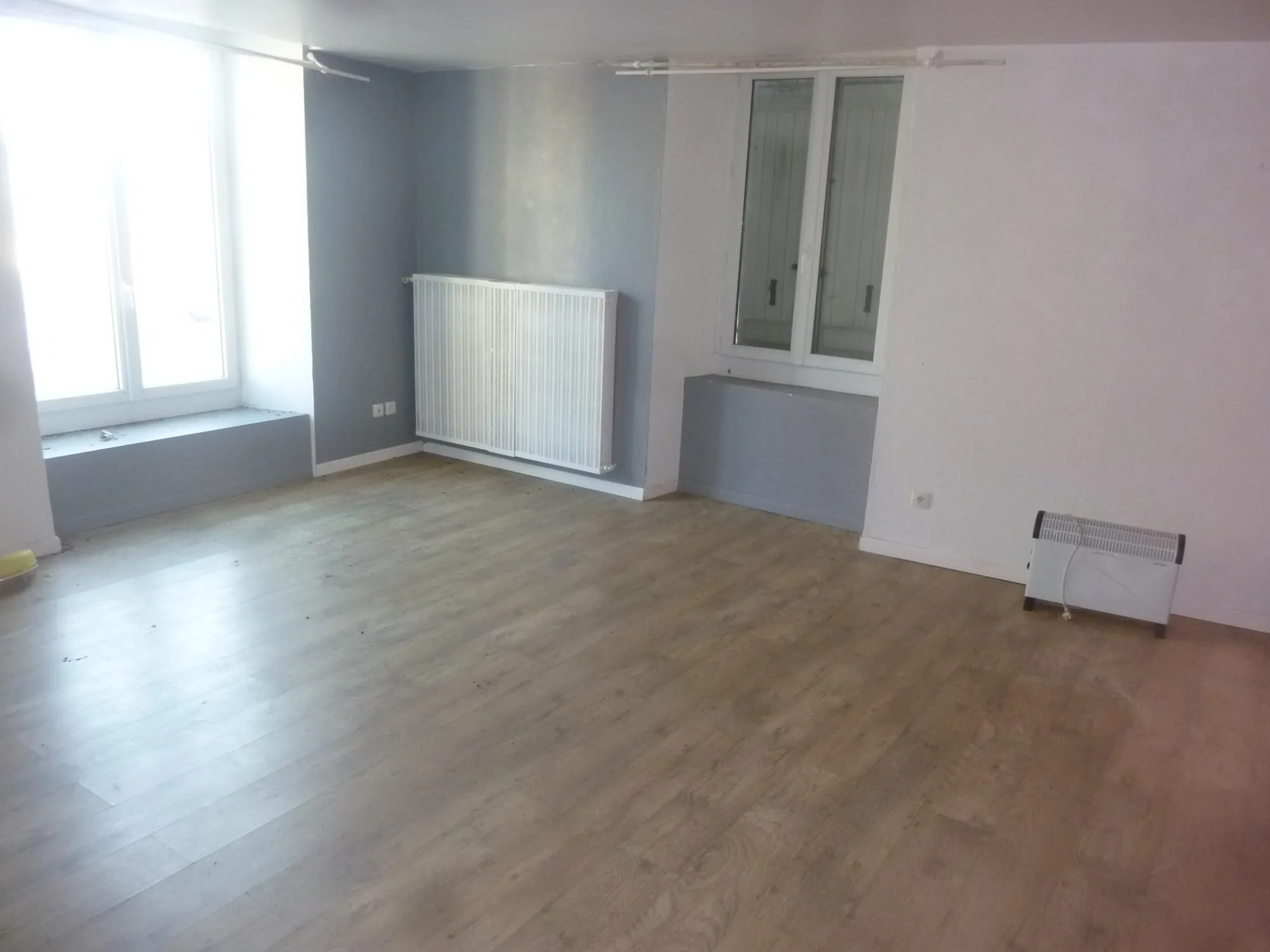 Maison à vendre proche Loué dans le centre de Vallon-sur-Gée avec cour et cave 