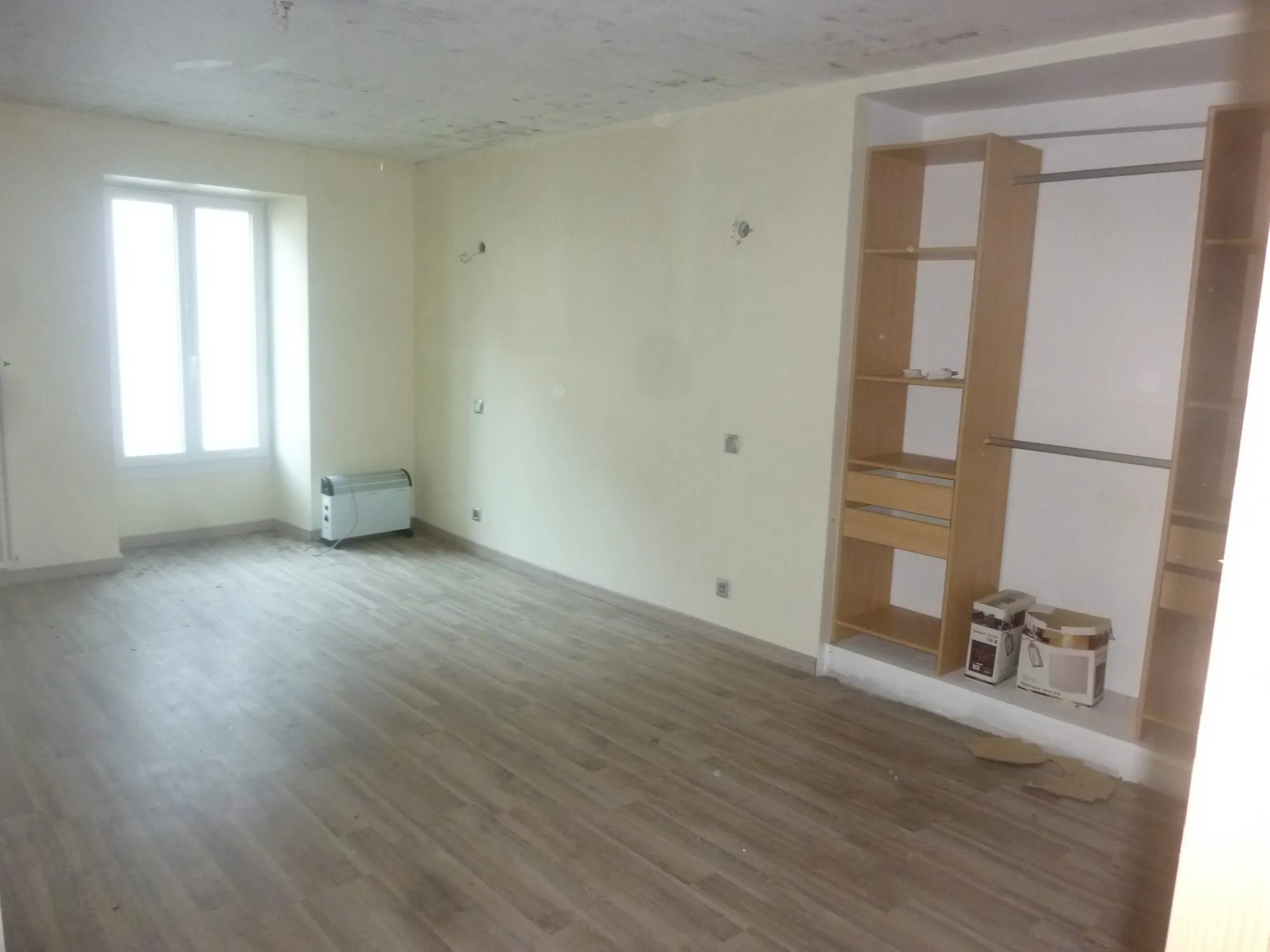 Maison à vendre proche Loué dans le centre de Vallon-sur-Gée avec cour et cave 