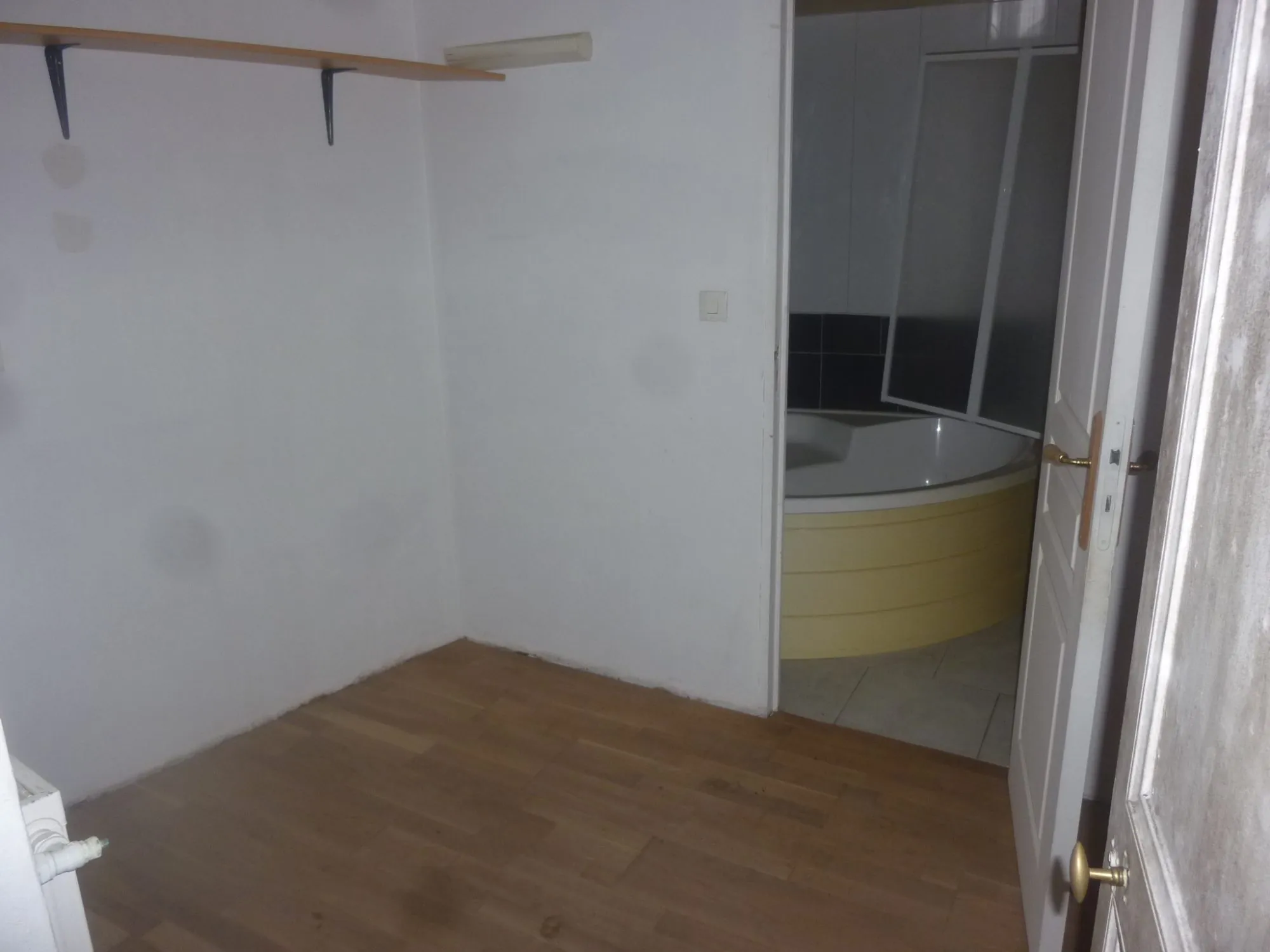 Maison à vendre proche Loué dans le centre de Vallon-sur-Gée avec cour et cave 