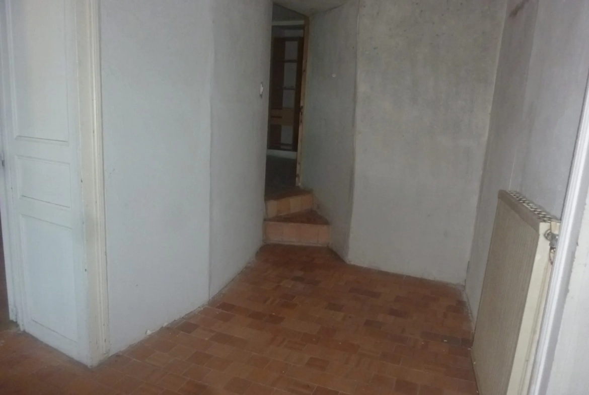 Maison à vendre proche Loué dans le centre de Vallon-sur-Gée avec cour et cave 