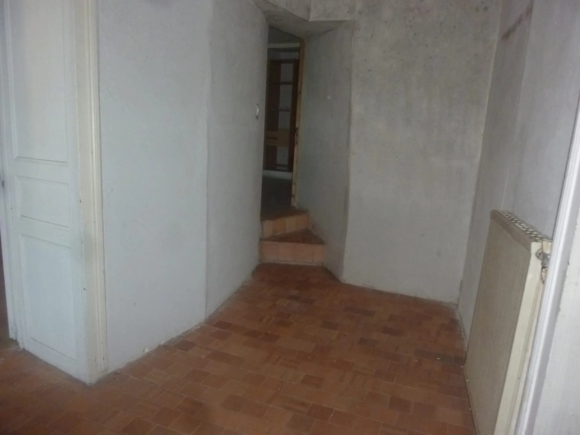 Maison à vendre proche Loué dans le centre de Vallon-sur-Gée avec cour et cave 