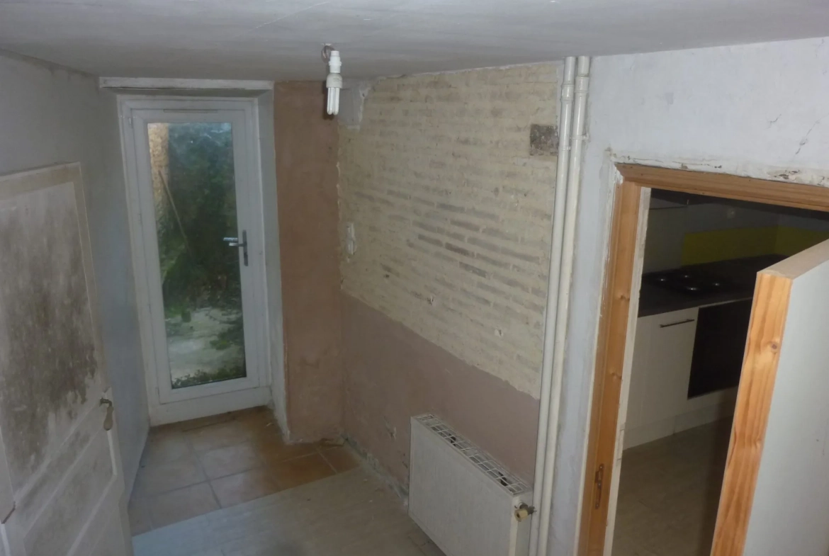 Maison à vendre proche Loué dans le centre de Vallon-sur-Gée avec cour et cave 