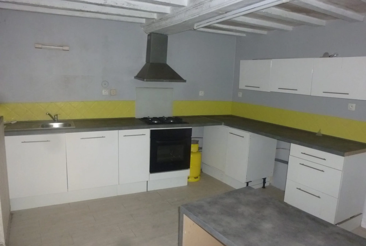 Maison à vendre proche Loué dans le centre de Vallon-sur-Gée avec cour et cave 
