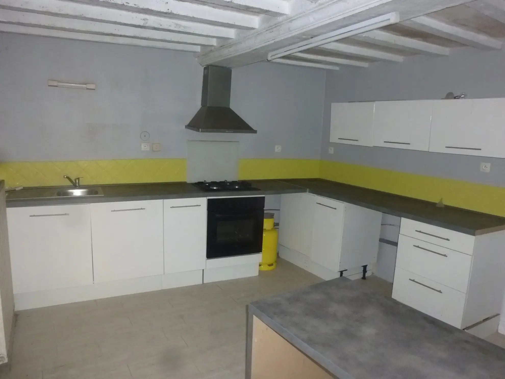 Maison à vendre proche Loué dans le centre de Vallon-sur-Gée avec cour et cave 